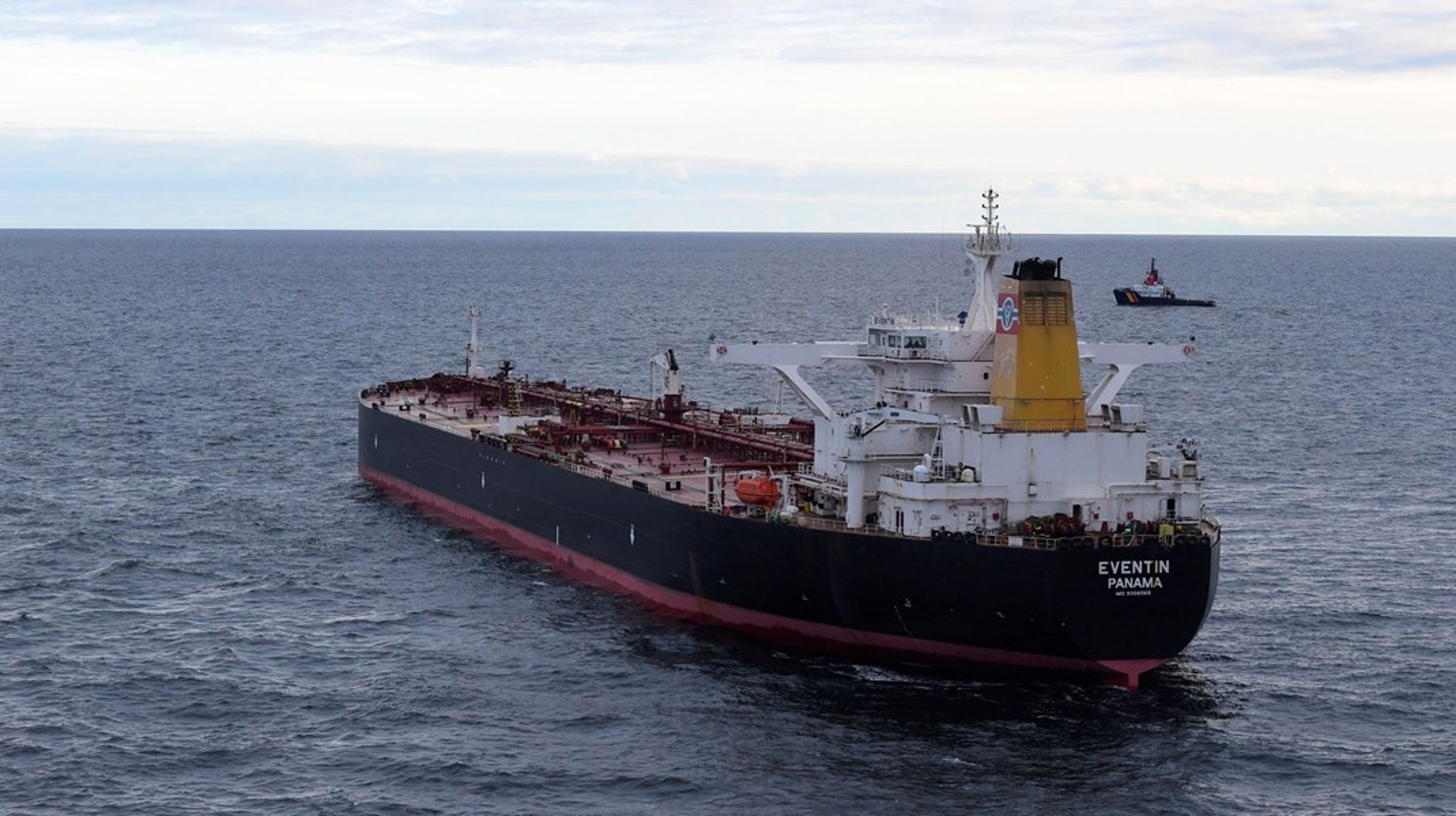 Man kan næsten dagligt stille sig på Storebæltsbroen og vinke ned til et tankskib, der sejler med sanktionsbelagt olie, skriver Jessica Larsen. (Arkivfoto)