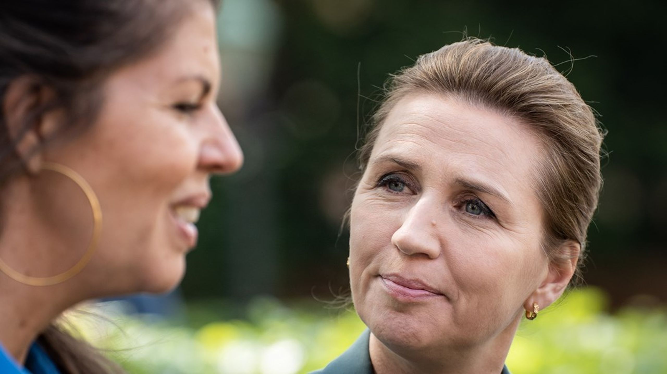 Franciska Rosenkilde, politisk leder i Alternativet, og statsminister Mette Frederiksen under pressemødet, hvor det offentliggøres, at S, SF og Alternativet indgår i samme valgforbund. Arkivfoto.&nbsp;