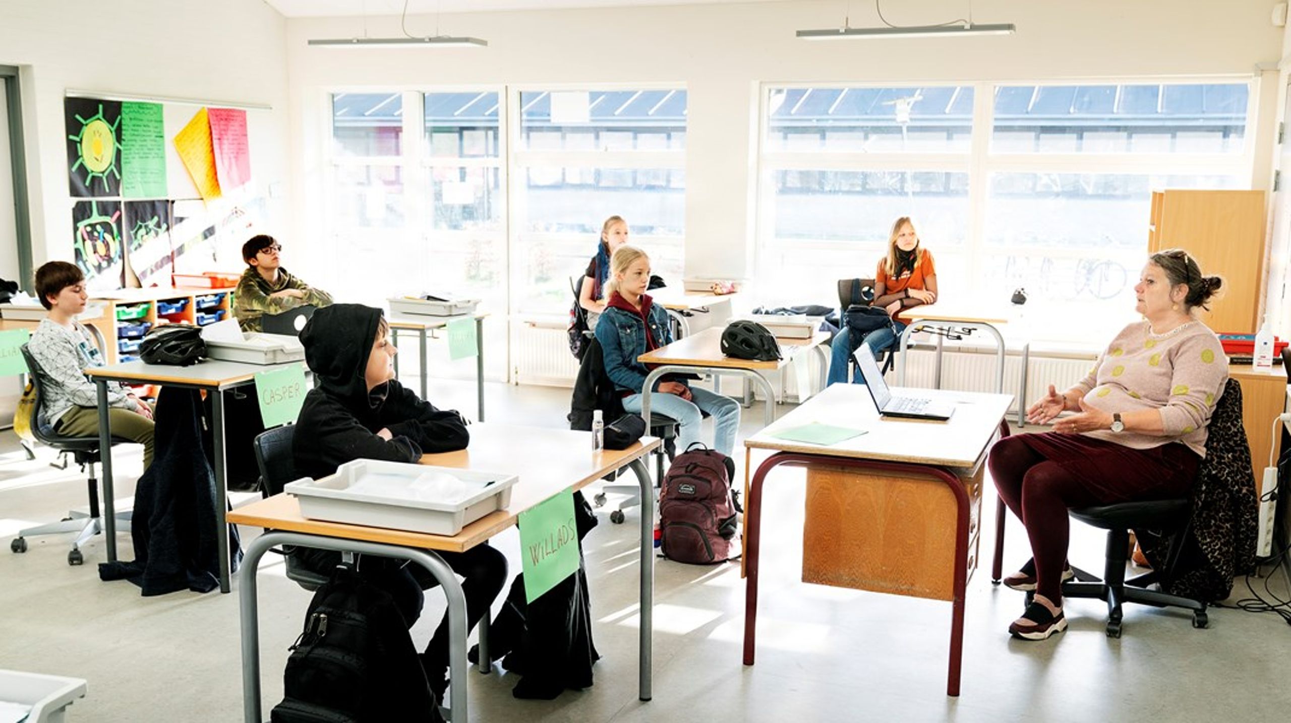 Mange af de samme udfordringer med faglighed, trivsel og læringslyst ses også i andre lande, hvilket peger på, at årsagerne næppe kan indpasses i en snæver dansk forklaringsramme.
Det ville derfor være velgørende, hvis vi lidt oftere løftede blikket mod udlandet og fik bredt perspektiverne ud, skriver Claus Holm.