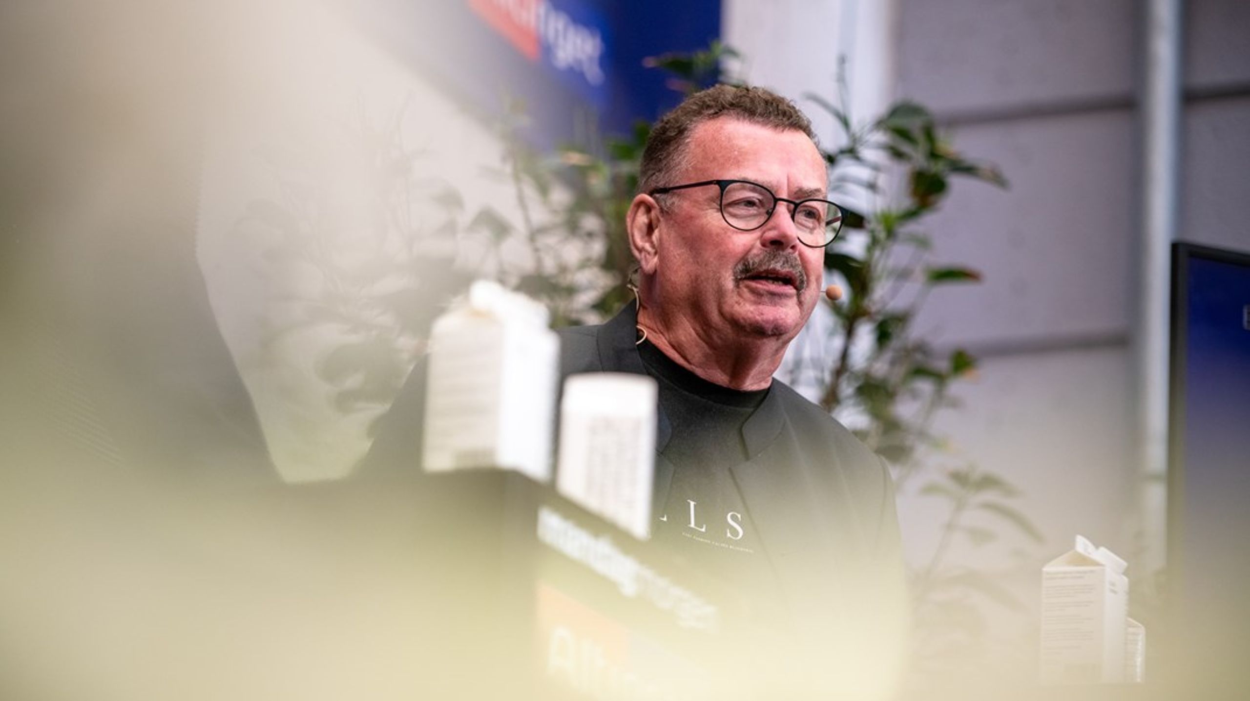 Det lykkedes os med hiv og sving og forskellige greb at få sat arbejdet med aftalen midlertidigt i bero – men kun indtil især EU-Parlamentets borgerlige grupper pressede på for at give Trump den gave, det var at godkende aftalen,&nbsp;skriver Per Clausen.