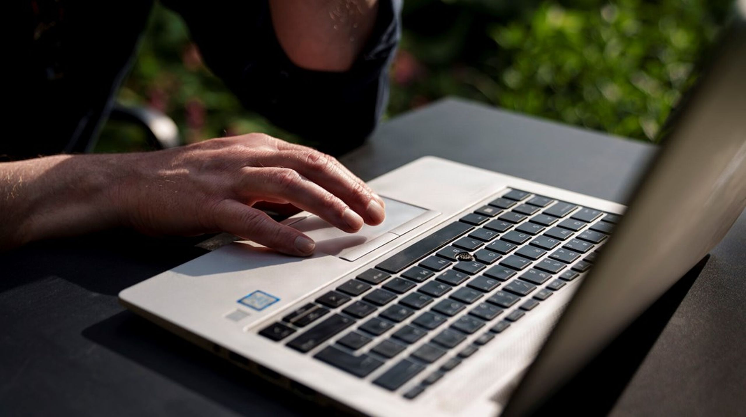 Uanset hvordan man vender og drejer det, er den dystre sandhed, at vi uden retten til at screene efter overgrebsmateriale giver både enkeltpersoner og kriminelle netværk bedre betingelser for at distribuere den slags, skriver Sørine Vesth Rasmussen.