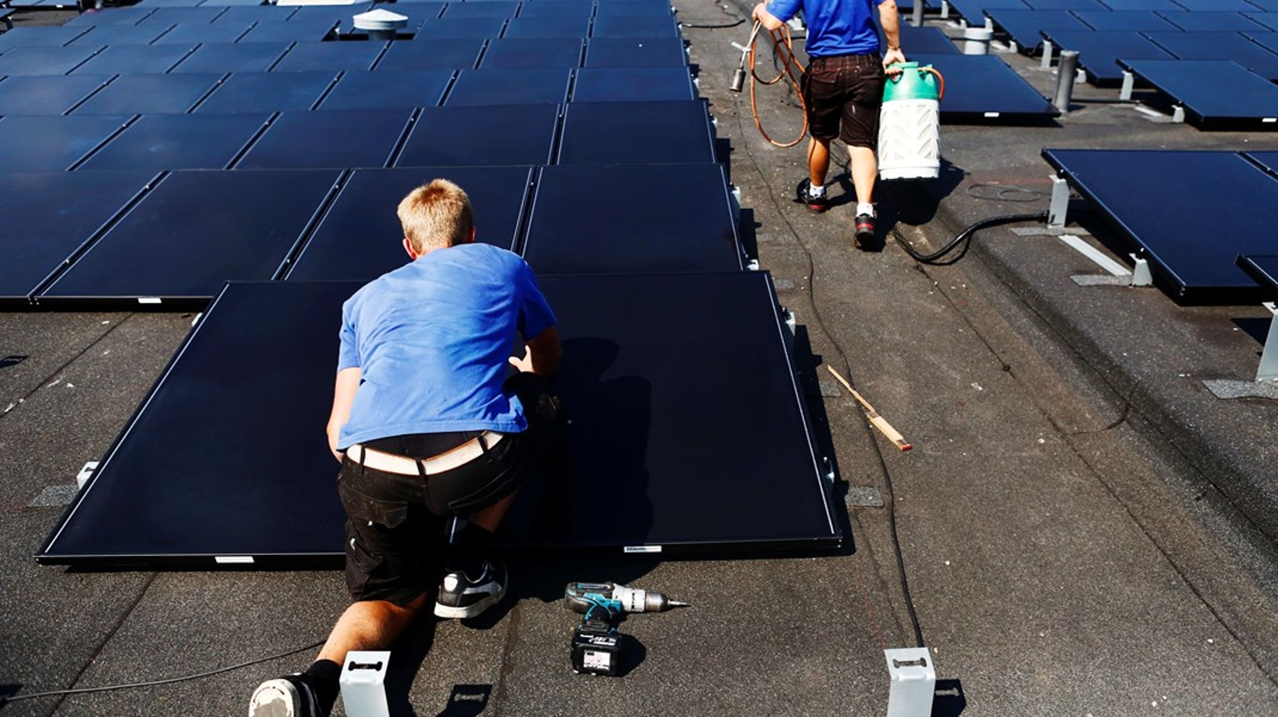 Kommunerne er Danmarks største bygningsejer, så udnyttelse af tage på skoler, daginstitutioners og ældrecentres til solceller bør rulles ud i lyntempo, skriver Roger Buch.