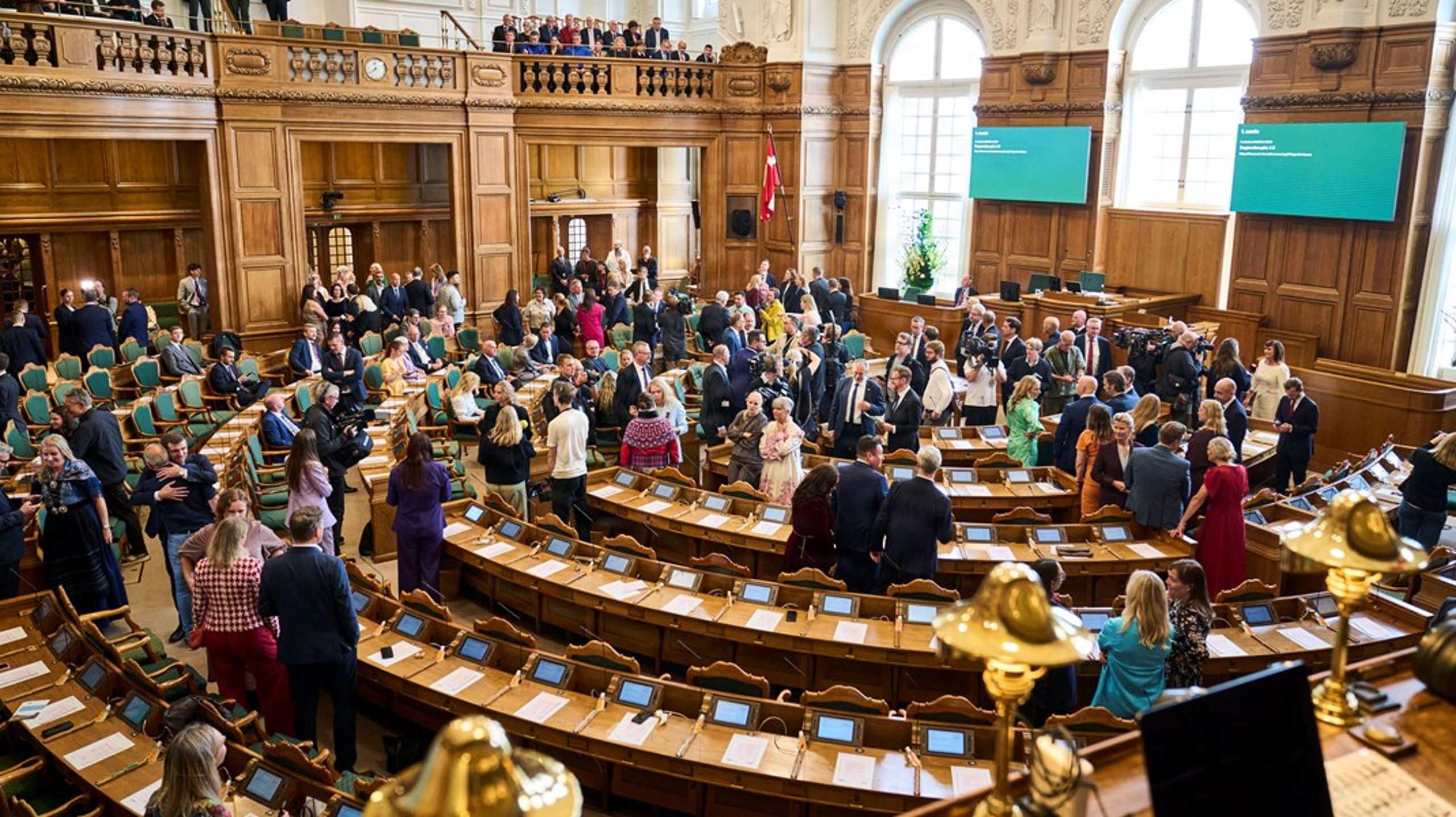 Modsat andre lande har Folketinget ikke et system for videnskabelig rådgivning. Til gengæld tildeles partierne mere end 21,000 kroner per mandat til ekspertrådgivning.