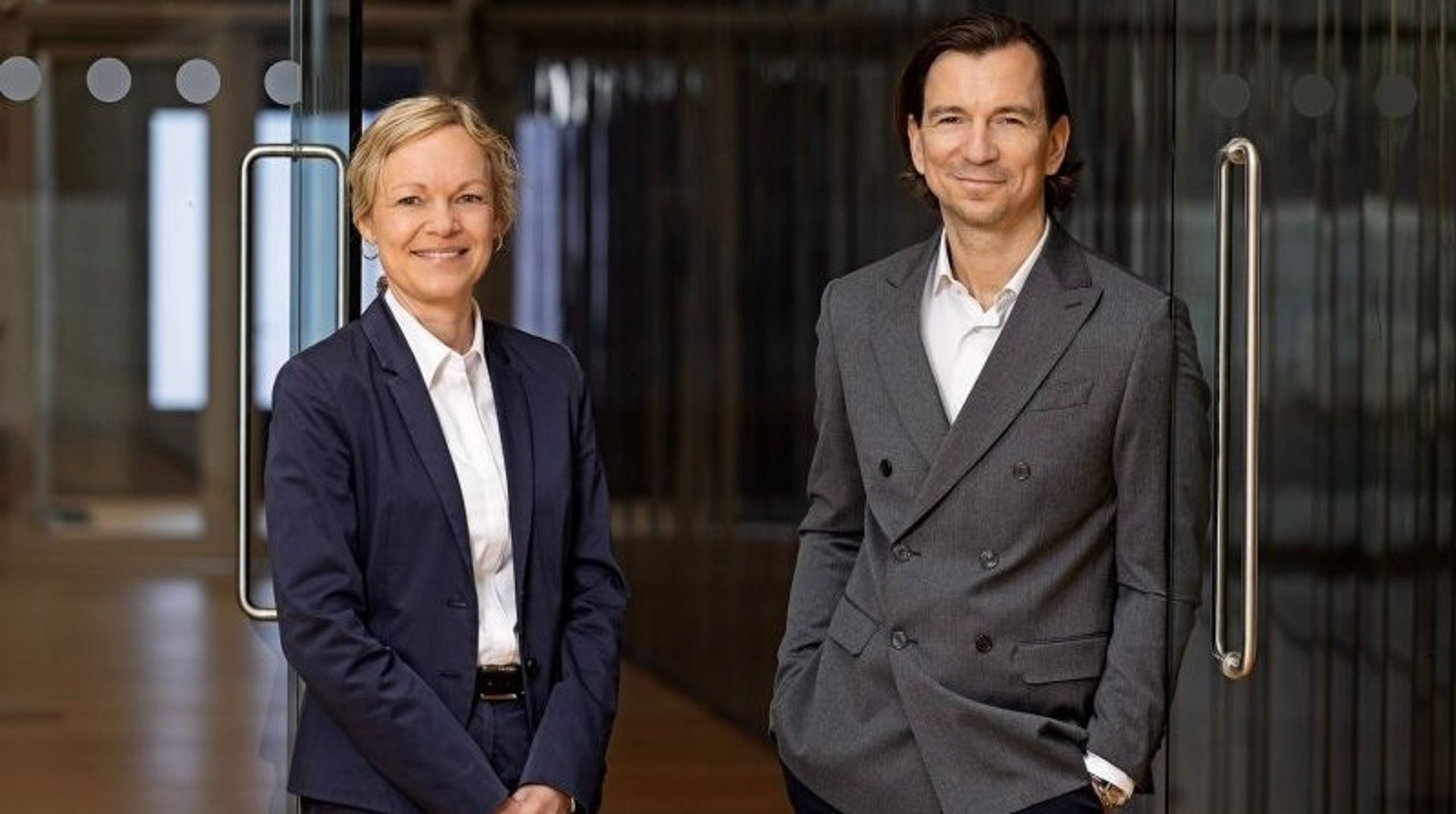 Sara Gerdner Kalle er udpeget som ny kommerciel direktør for divisionen DSV Contract Logistics. Hun står her sammen med Maciej Walenda, der er administrerende direktør for divisionen.