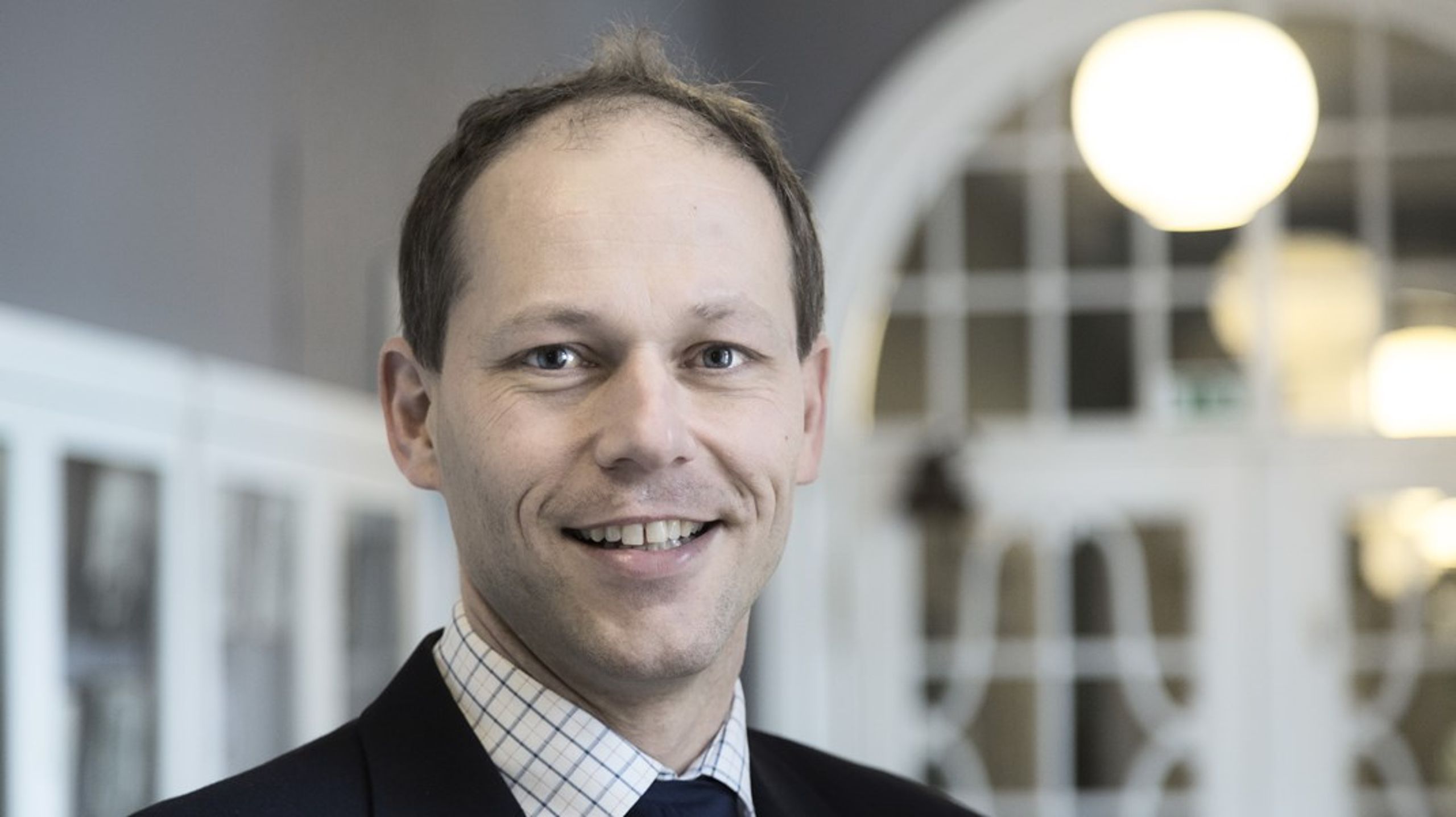 Juraprofessor Morten Broberg påpeger, at klassiske forbud og økonomiske incitamenter ofte ikke har den gennemslagskraft, man ønskede. Og her kommer indsigt i menneskers adfærd ind i billedet som et andet værktøj i reguleringen.&nbsp;