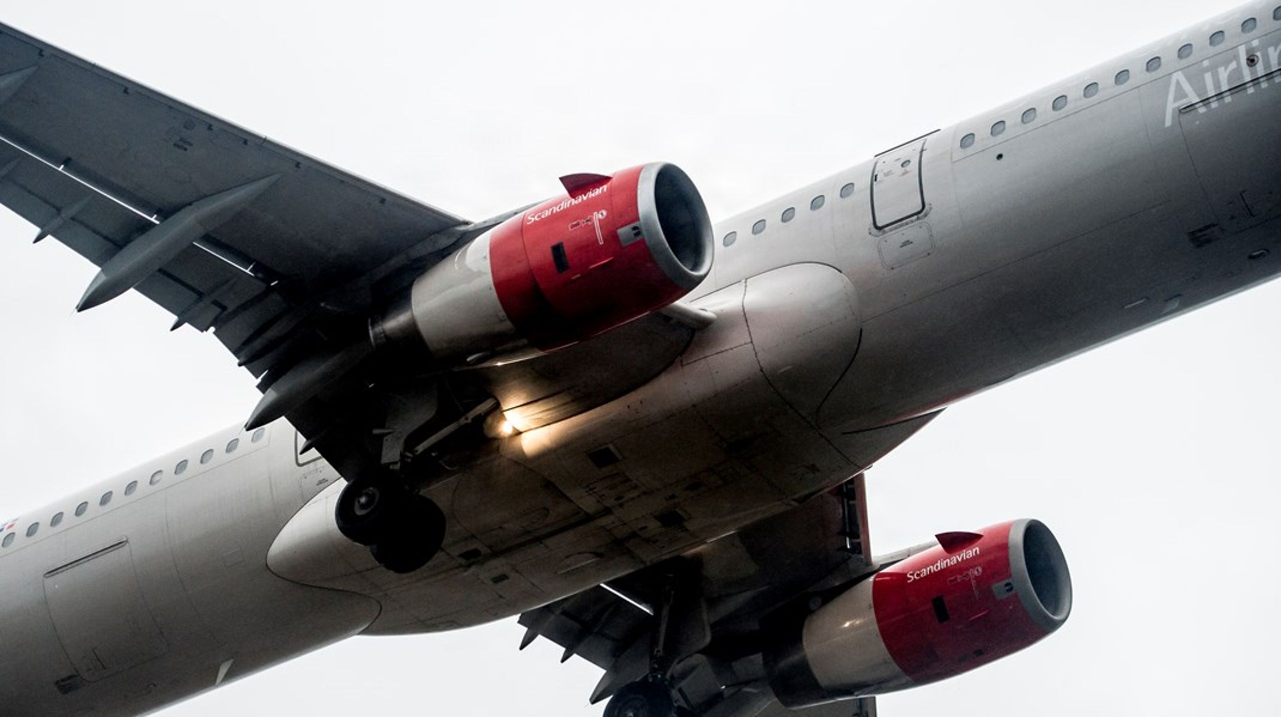 Flypassagerafgiften bør halveres, så den ikke
 går til ældrechecks. Vi foreslår, at de resterende midler anvendes til 
at udvikle grønne flybrændstoffer, skriver Hakon Iversen.<br>