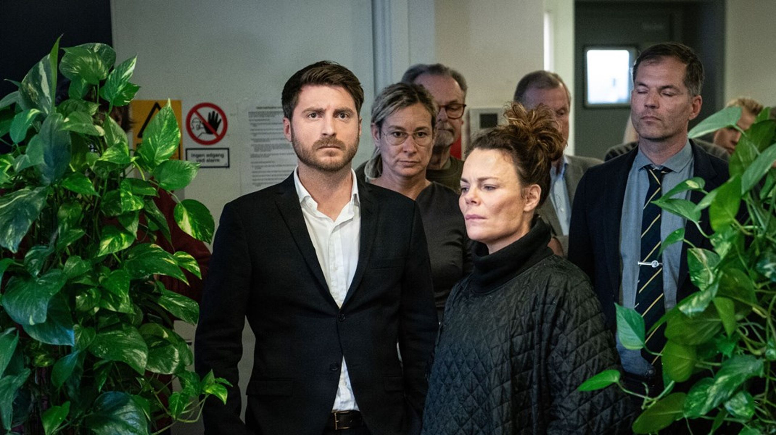 Ny roman om Radio24syv lover at åbne døren til det mest mytologiserede kapitel i dansk mediehistorie, men ender med at bruge fiktionen som en litterær airbag, skriver Nima Zamani. Billede fra 2019, hvor radiokanalens medarbejdere fik at vide, at kanalen ikke kunne fortsætte.