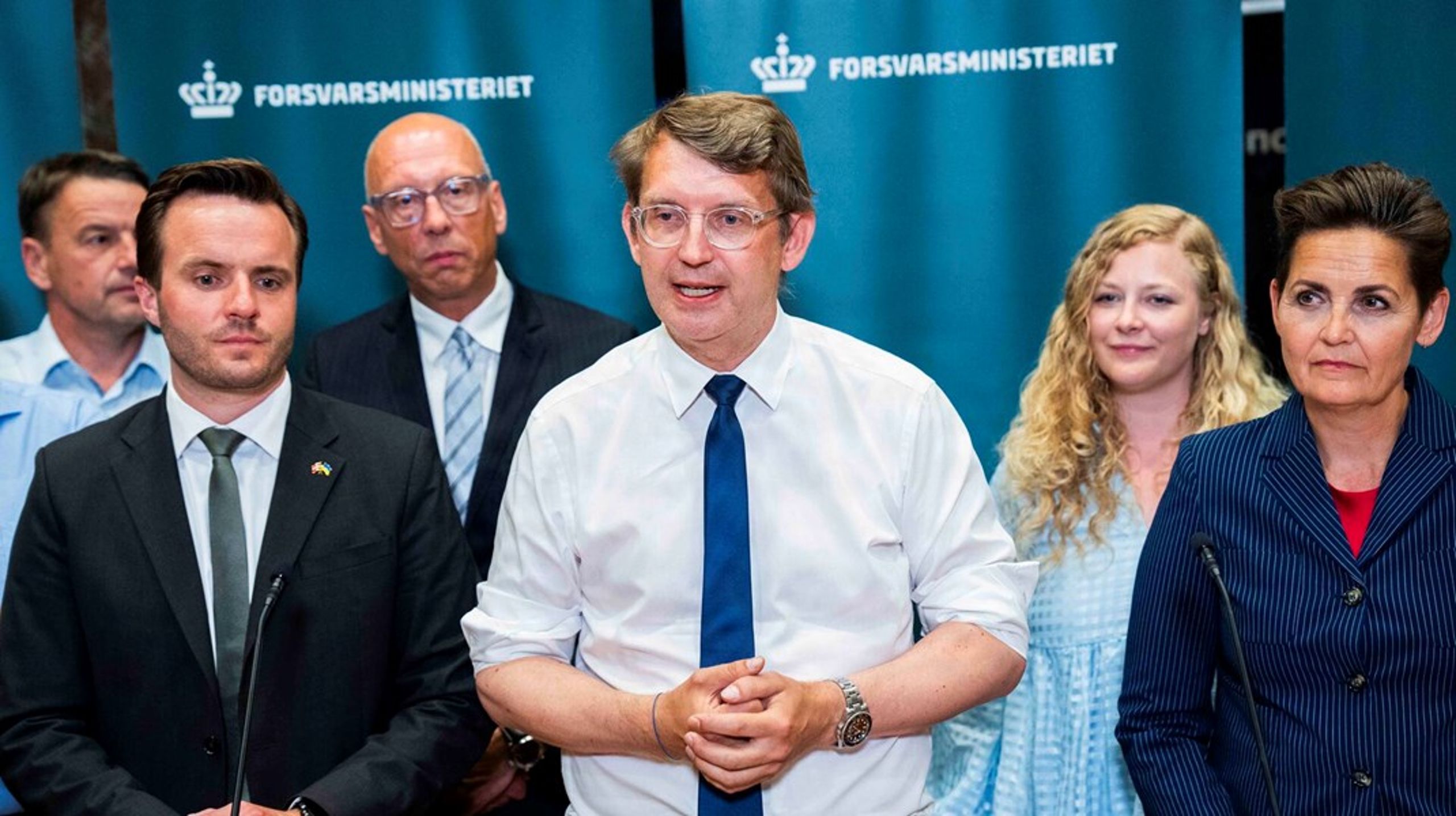 Det i dansk politiks histories bredeste og dyreste forsvarsforlig fra 
2023, hvor alle partier undtagen Enhedslisten og Alternativet deltager, 
og som over ti år lægger beslag på 143 milliarder kroner, er historisk. I
 omfang, politisk bredde og enighed, skriver Søren Søndergaard.<br>