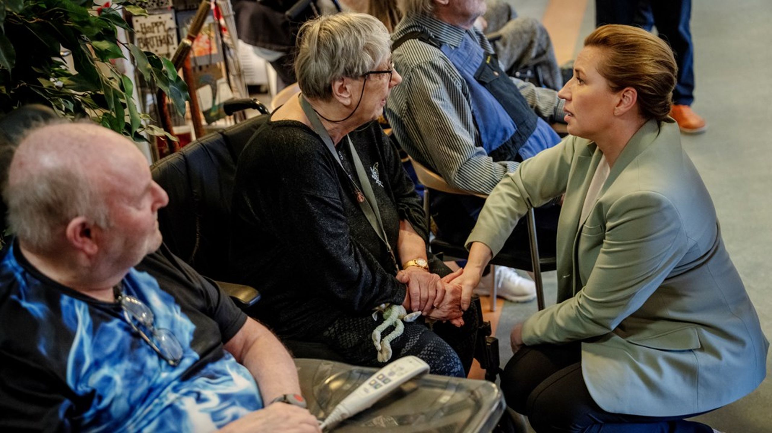 Ældrereformen stiller krav til øget samarbejde på tværs og større inddragelse af pårørende og frivillige.&nbsp;Den slags forandringer kommer ikke af sig selv. De skal skabes ude i mødet mellem ledere, medarbejdere og borgere. Tager man lederne ud af ligningen, falder det hele til jorden,&nbsp;skriver&nbsp;Nanna Højlund og Joan Lindskov.