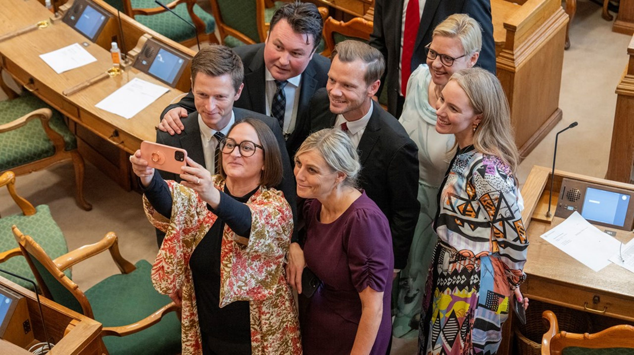 Politikerne må tage et kig indad og på deres egne sociale medier, nu hvor valget er slut, og se, hvor meget de afhænger af de mekanismer og algoritmer, som de netop har fordømt så meget, skriver Magnus Hermann.