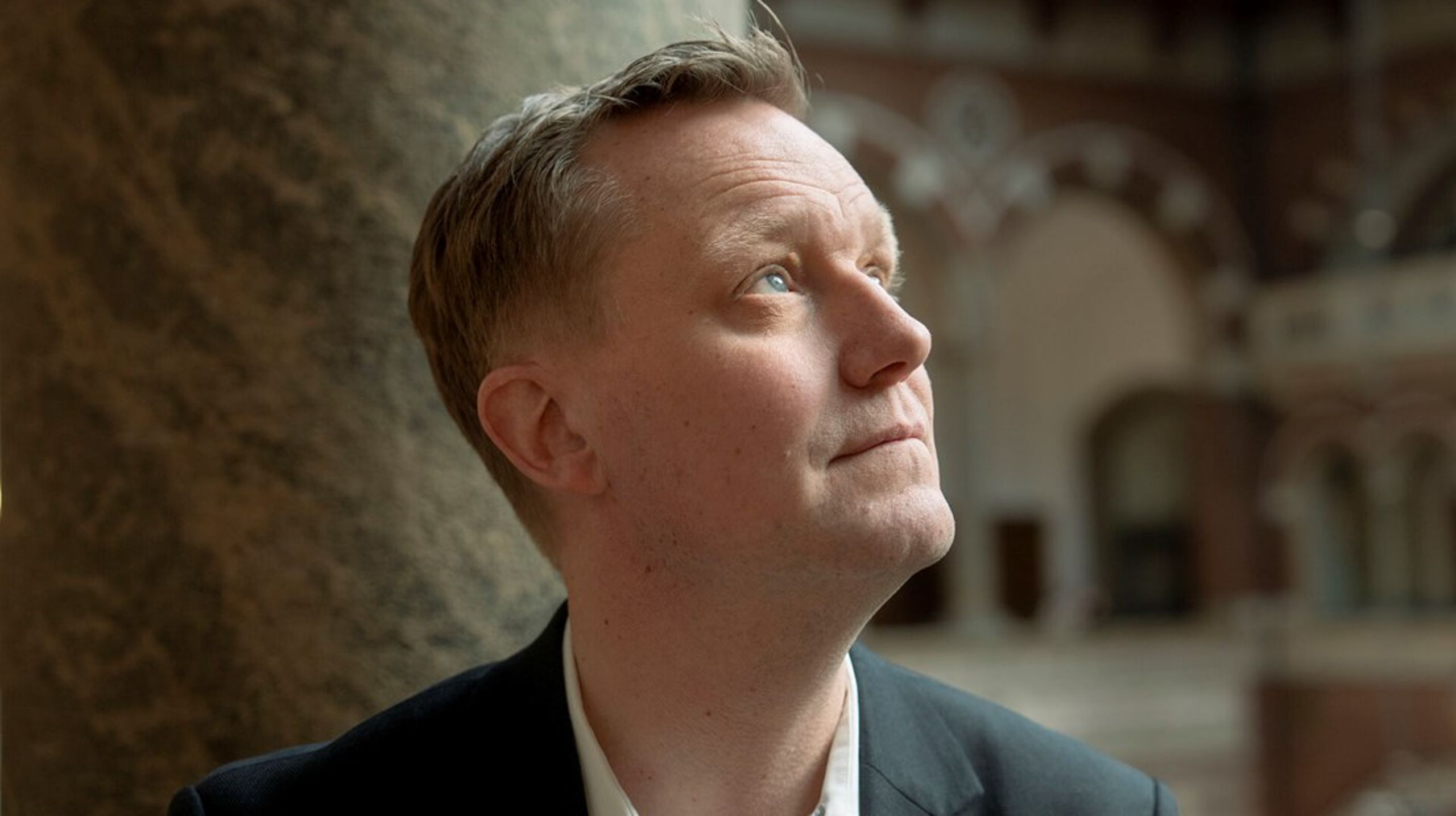 "Spørgsmålet om Kongerigets suverænitet er kun et
tweet væk fra at blive aktuelt igen. Derfor skal vi hele tiden være i
gang med at opbygge alliancer," siger Europabevægelsens formand, Jens-Kristian Lütken. Han ser Grønlandskrisen som et ekstra argument for, at Danmark fortsat skal have en europaminister.