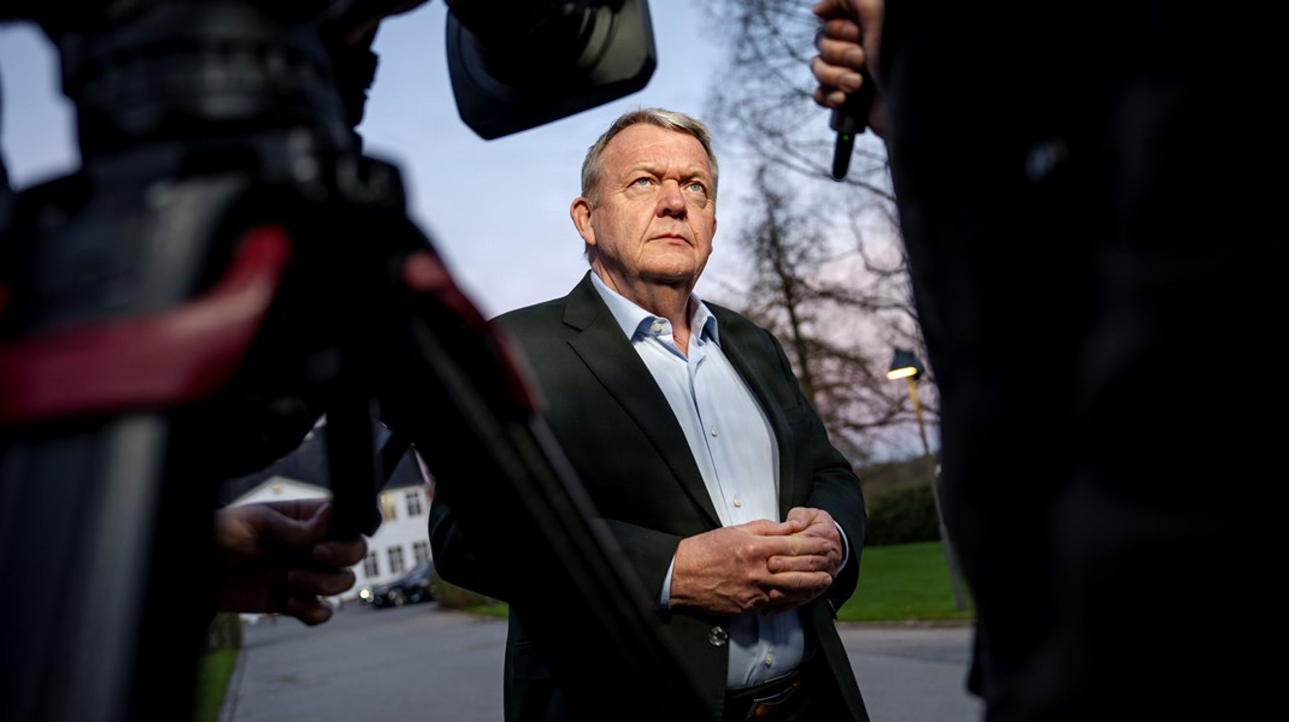 Det samlede indtryk af Lars Løkke Rasmussens ageren og ord foran Marienborg onsdag var en partileder, der bestemt ikke står foran at ville trække splitten og kaste sig i armene på højrefløjen, skriver Helle Ib.