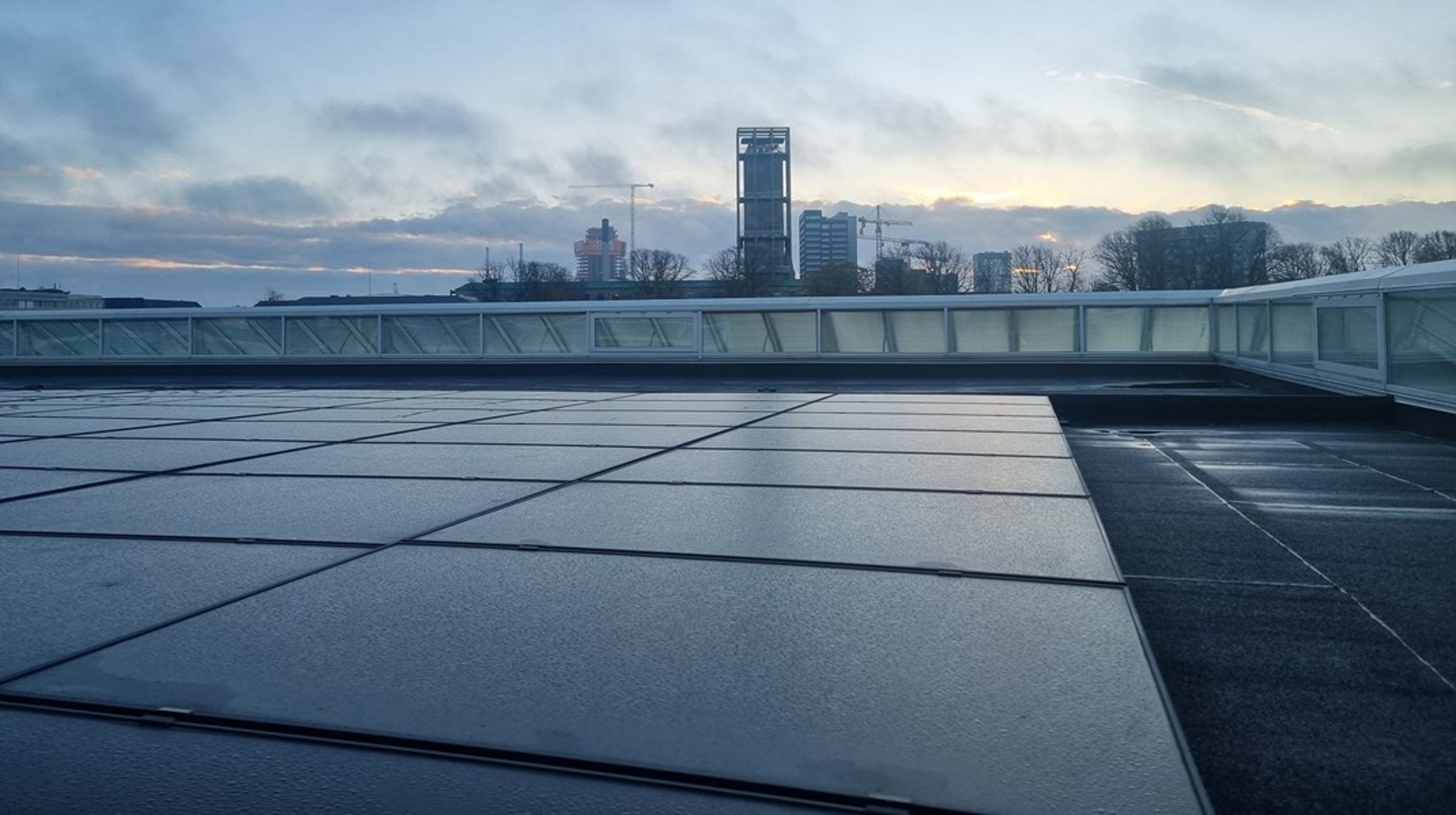 Det opdaterede bygningsdirektiv betyder, at der frem mod 2031 skal etableres solenergianlæg på alle offentlige bygninger med areal på over 250 m2, hvor det er teknisk muligt og rentabelt.&nbsp;
