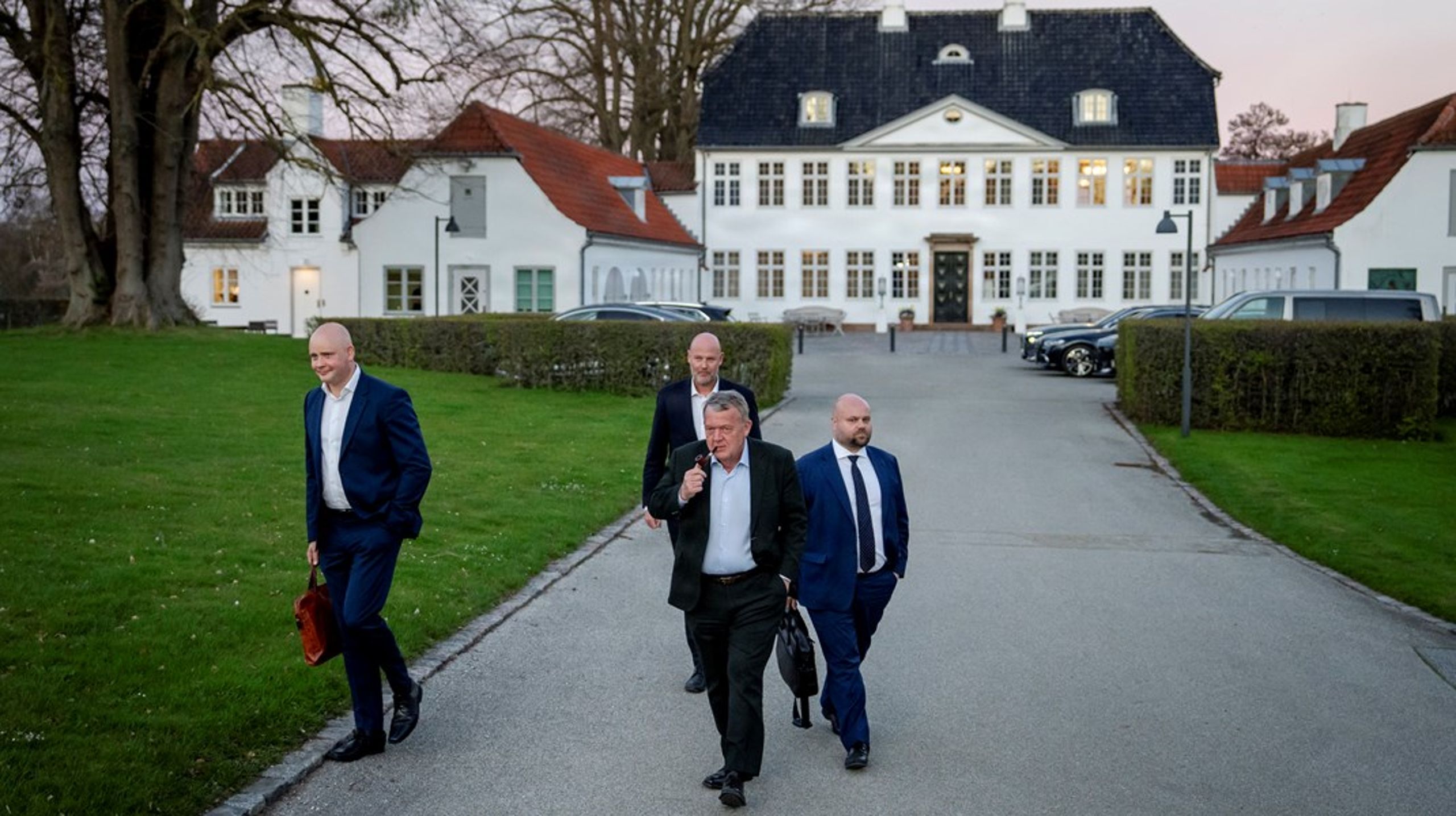 Under regeringsforhandlingerne var kunstig intelligens for nylig på dagsordenen på Marienborg. Mens der bliver diskuteret bag lukkede døre, står én ting helt klart: diskussionen går hen over hovedet på den almindelige borger, skriver Martina Skrubbeltrang Mahnke.