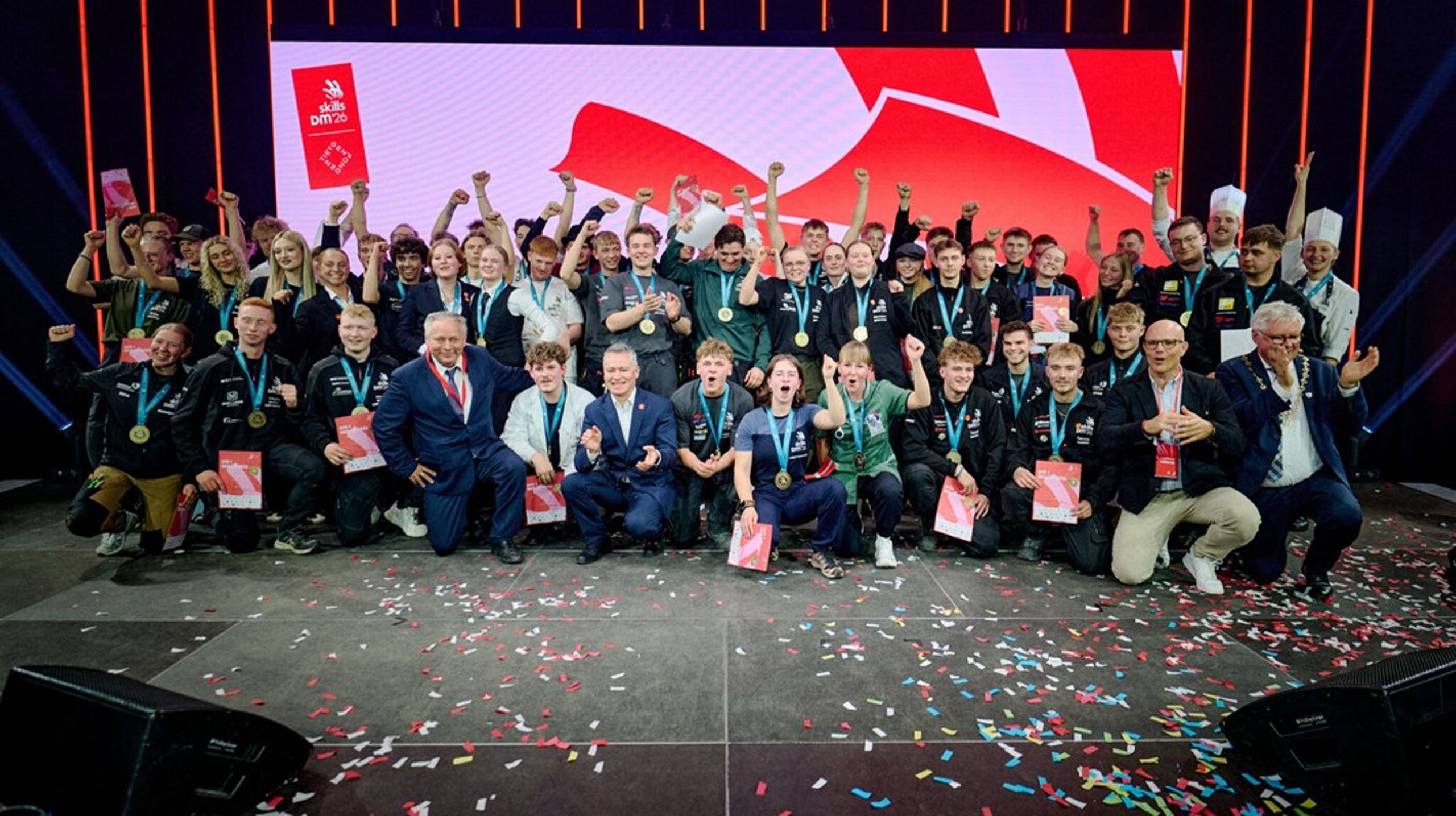Vinderne af de forskellige konkurrencefag med guldmedaljer om halsen til afslutningsceremoni ved DM i Skills.