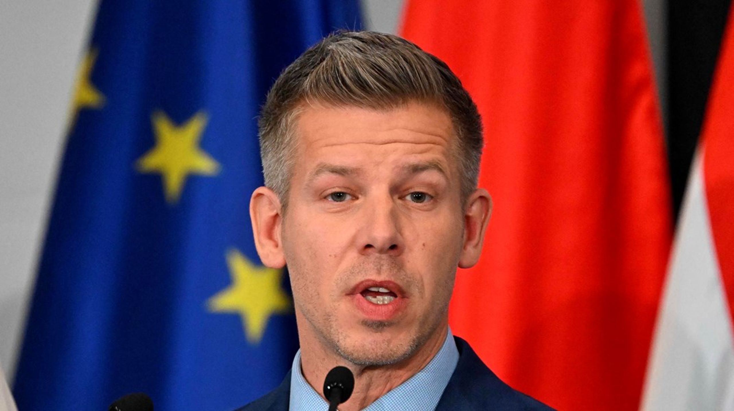 Péter Magyar er Ungarns nye premierminister. Den 45-årige advokat er konservativ og har i Europa-Parlamentet været en del af centrumhøjre-gruppen EPP.