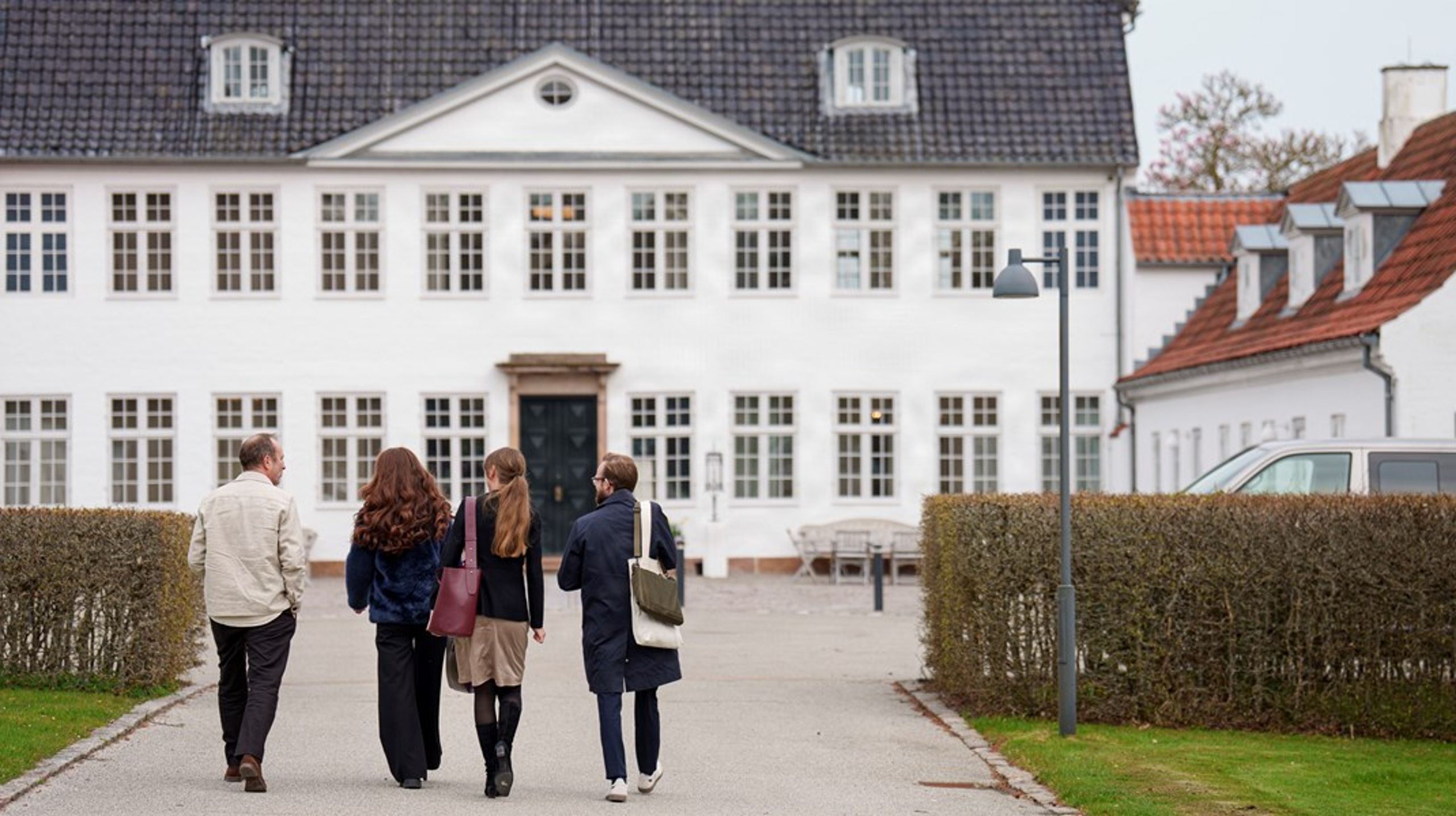 Torsdag 16. april var der seminar om kunstig intelligens på Marienborg - midt i regeringsforhandlingerne. Her er det Radikales forhandlingsdelegation, der er på vej til møde.&nbsp;
