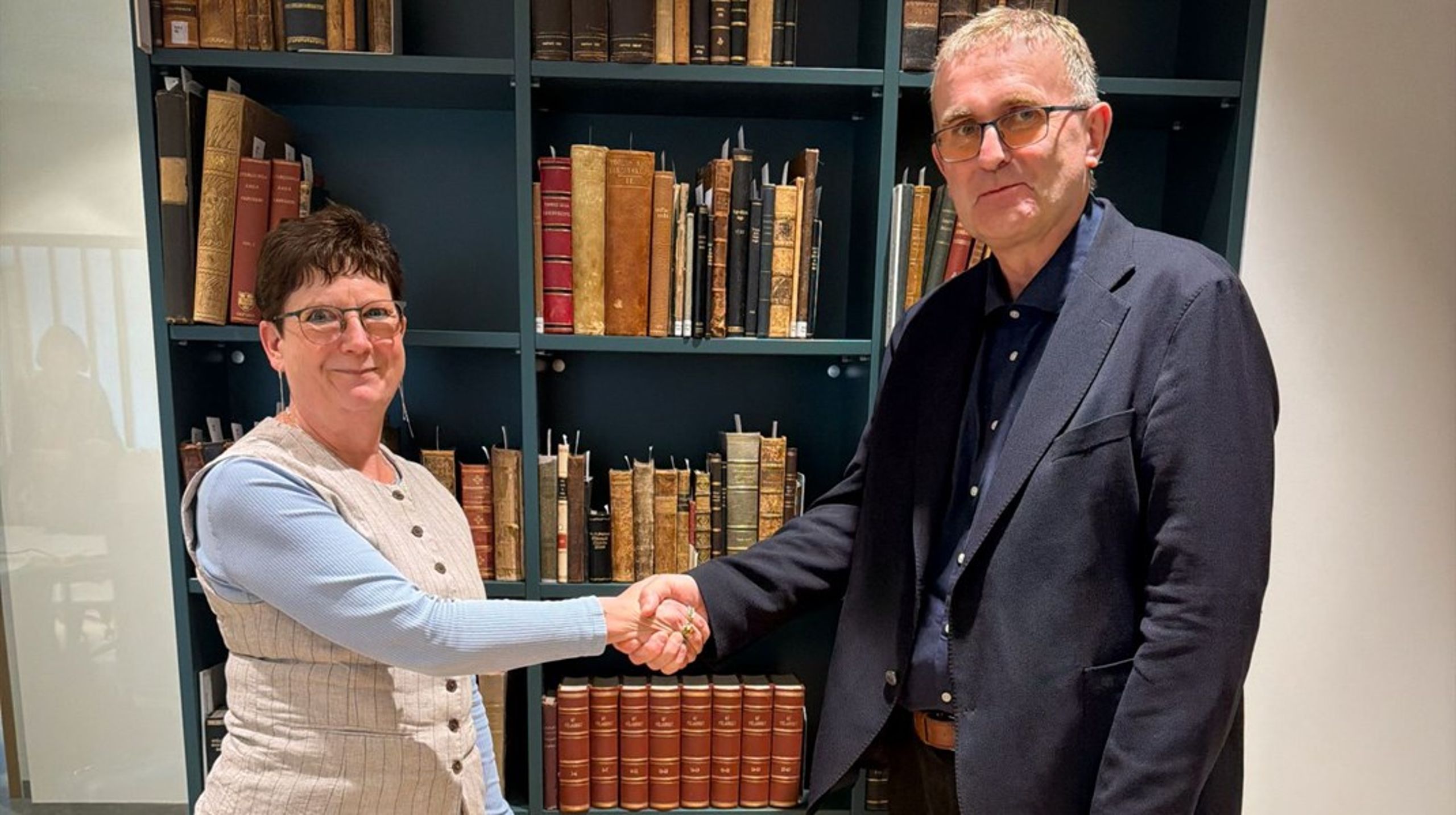 Gitte Julin Kudsk fra DTU giver formandsposten i Nordunet videre til Guðmundur H. Kjærnested.