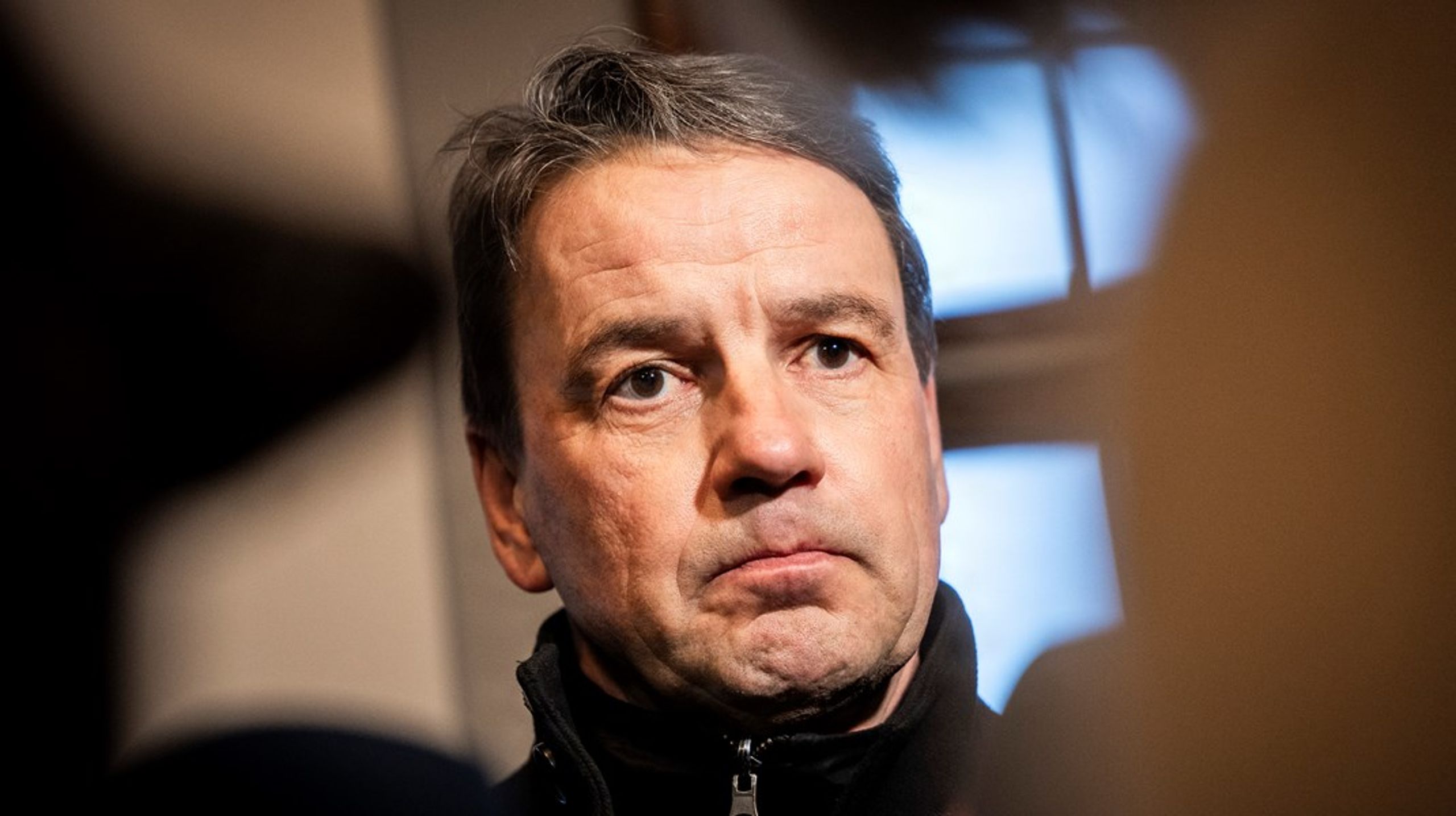 Morten Kromann skriver, at politikerne kan slette deres egne navne og udsagn. Det er&nbsp;ikke rigtigt. Jo, de kan sige nej til at blive citeret med navn, men de oplysninger og citater, de er fremkommet med, vil stadig være til rådighed for forskerne og må så blot parafraseres, skriver&nbsp;Christian Friis Bach.