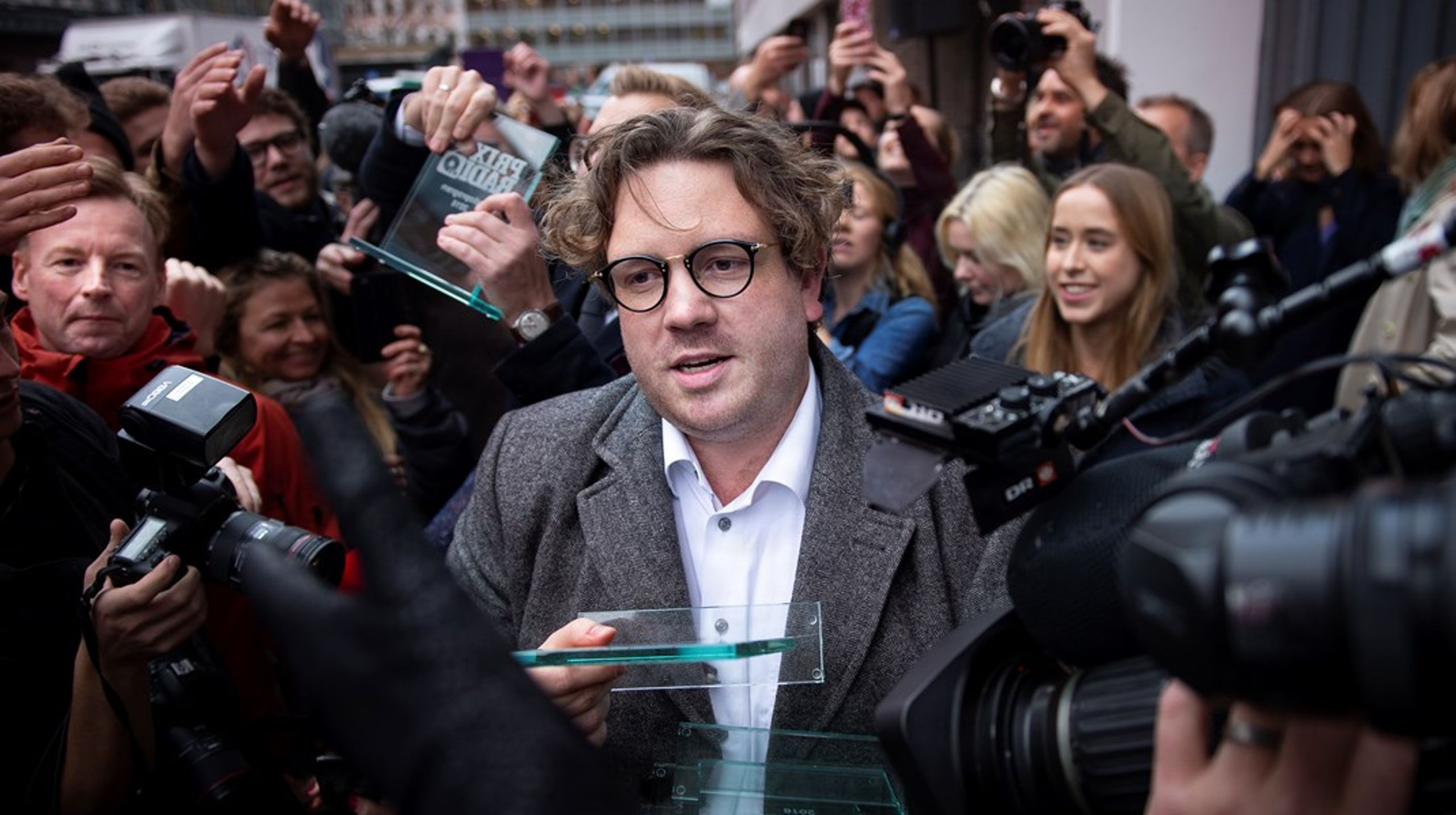 Fans af Radio24syvs program 'Den korte radioavis' og Frederik Cilius' fiktive karakter,&nbsp;Kirsten Birgit Schiøtz Kretz Hørsholm,&nbsp;troppede op foran radiostationens lokaler på den sidste sendedag 31. oktober 2019. Nu giver ny bog et indblik i kulturen på Radio24syv.