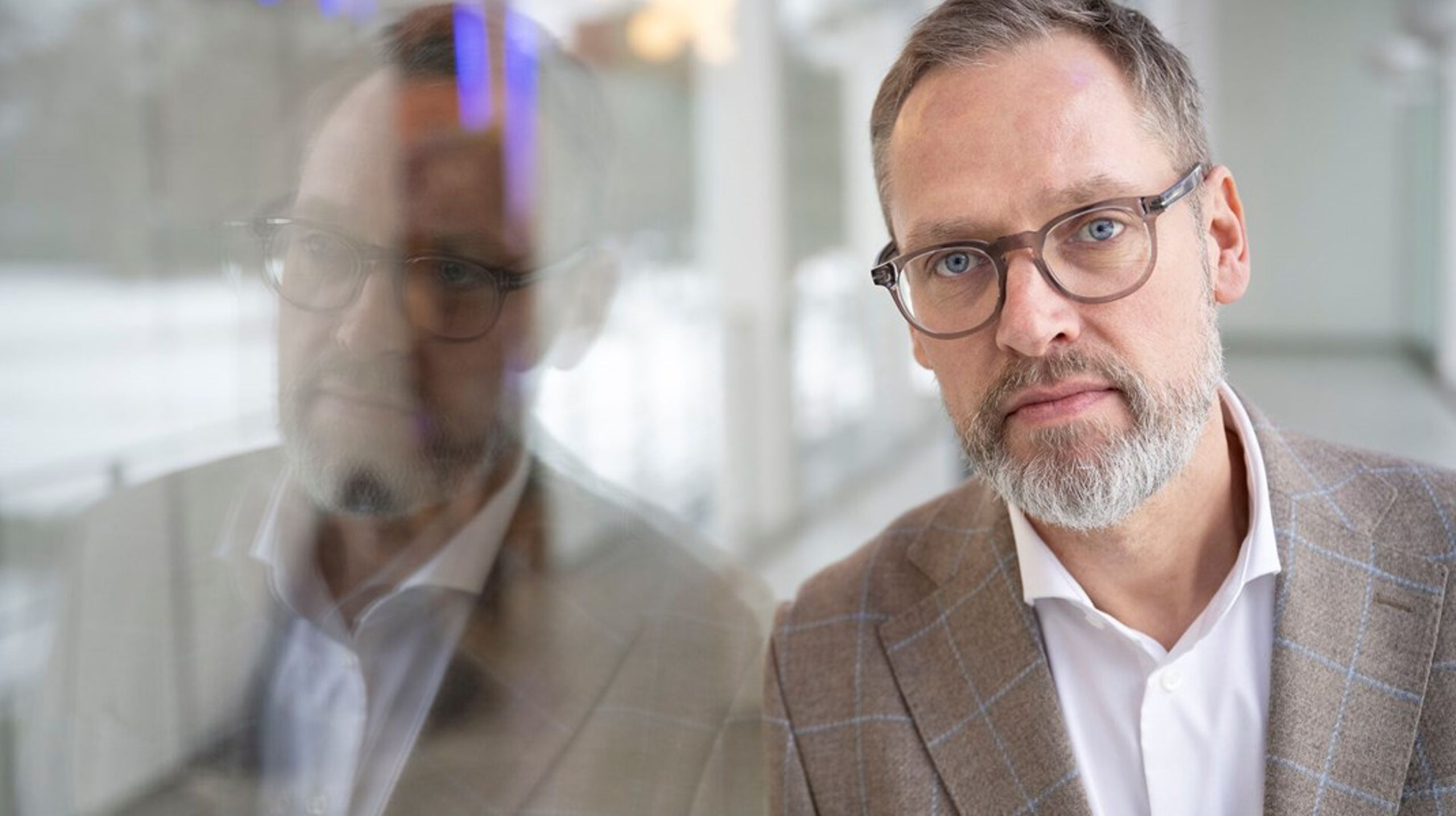”Jeg har selv været skoleleder, og der er man jo meget optaget af, at man ikke går i minus. Hvis der pludselig sker noget uforudset, så er det godt at have sparet lidt op,” siger&nbsp;Jakob Ville (V), Koldings borgmester, om kommunens forbrug på serviceområdet i 2025.