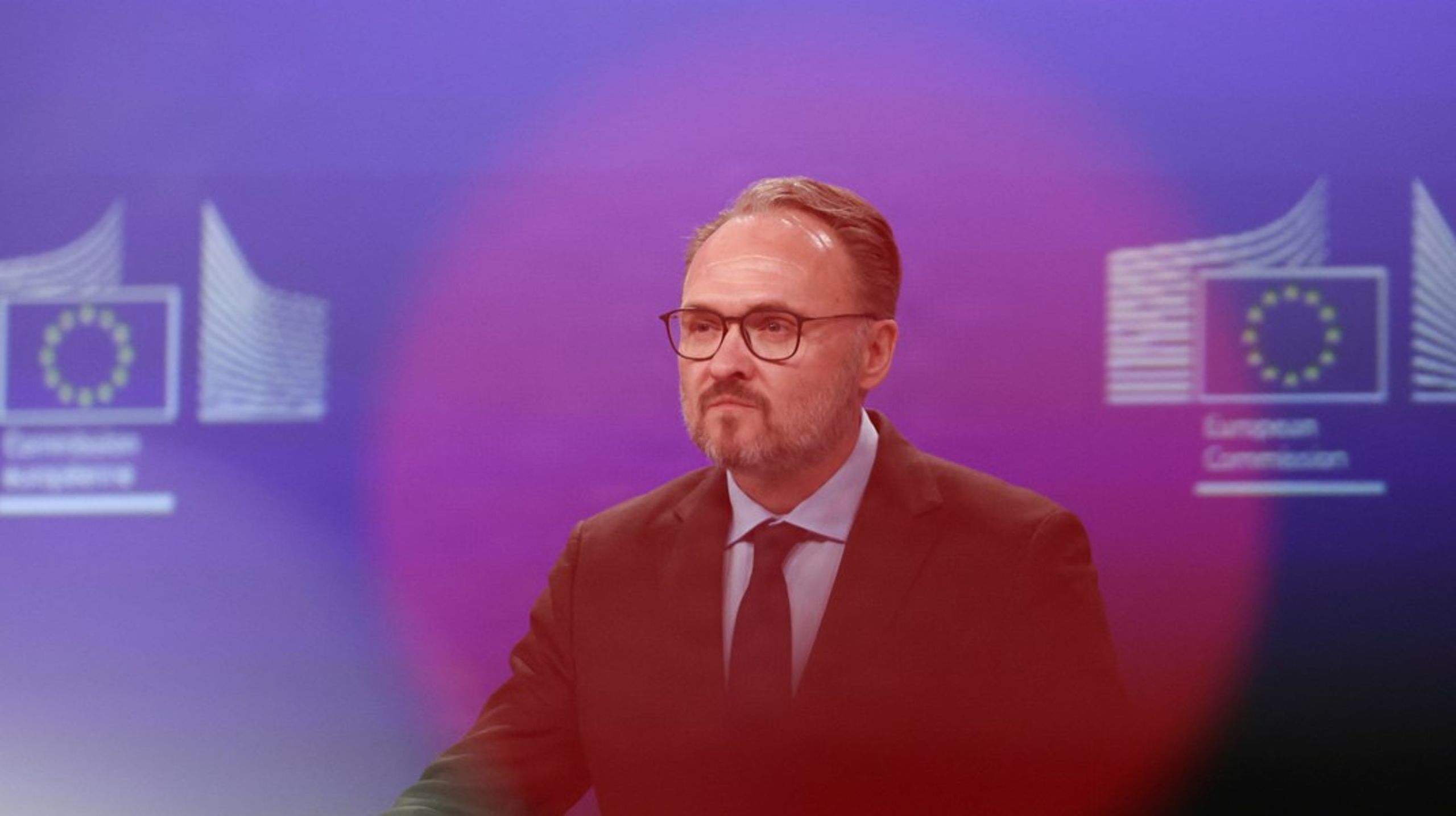 "Det er
et paradoks, at når der er krig og krise, så er der nogen, der bliver ekstremt
rige på det, mens andre har svært ved at betale deres regninger," siger energikommissær Dan Jørgensen.
