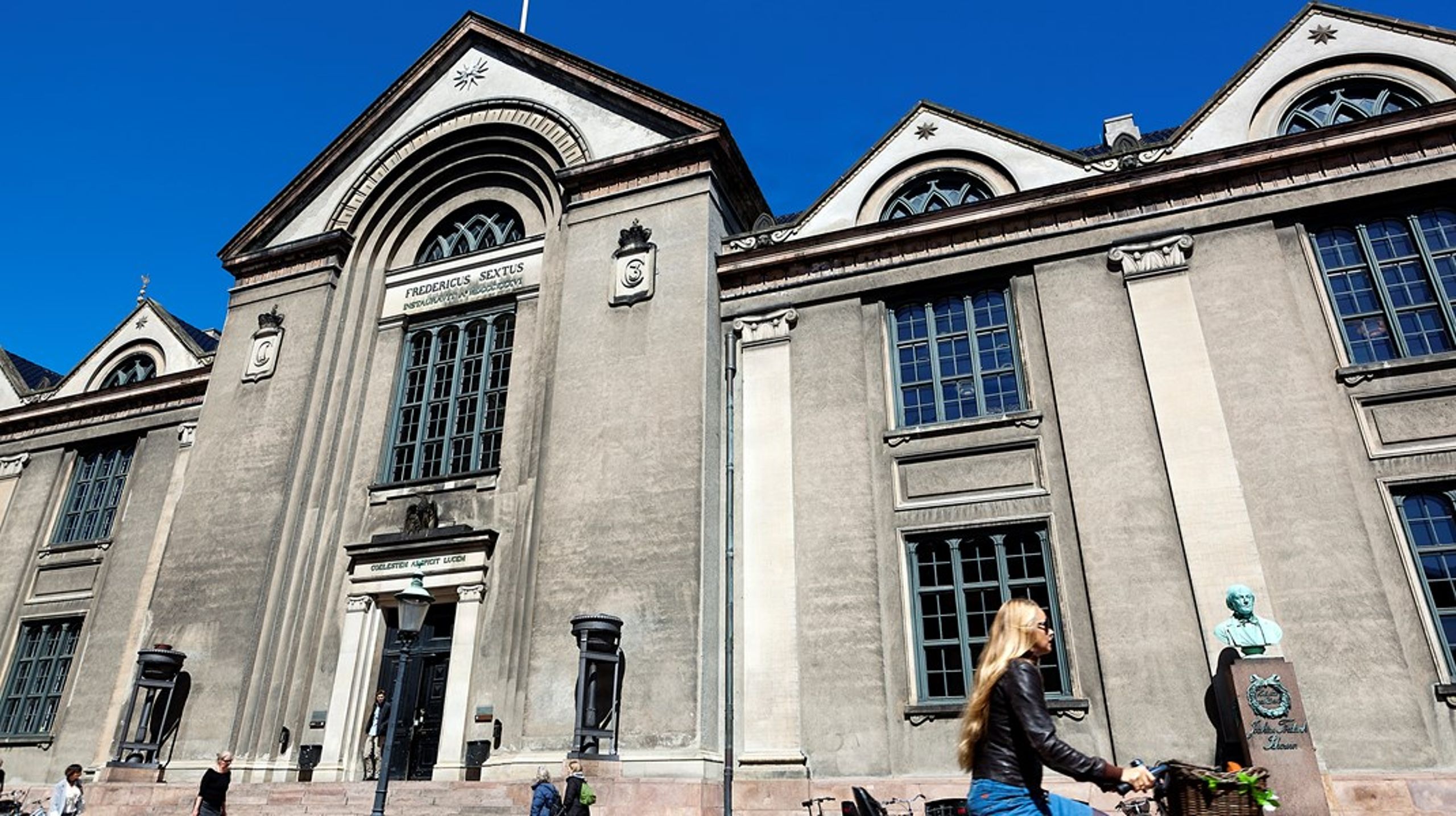Hvis vi vil en mere lige forskningsverden, kræver det, at vi både tager barselsudfordringen alvorligt og&nbsp;tør se kritisk på de kulturer og praksisser, der former karriereveje, skriver Sofie Marie Koksbang.