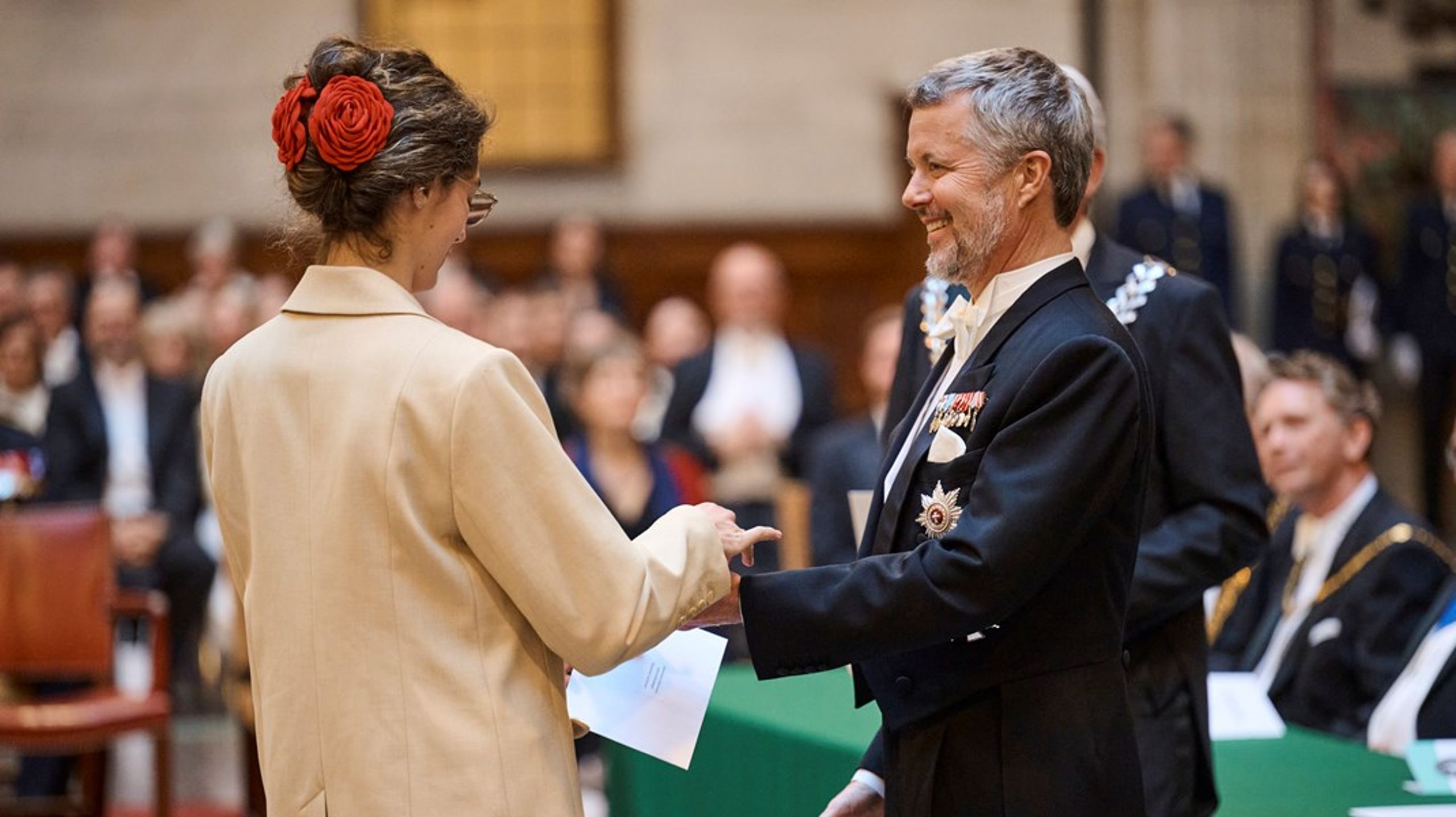 Kong Frederik deltog ved Håndværkerforeningens årlige medaljeceremoni på Københavns Rådhus, hvor 77 håndværkersvende modtog medaljer for deres exceptionelle indsats ved deres svendeprøver.