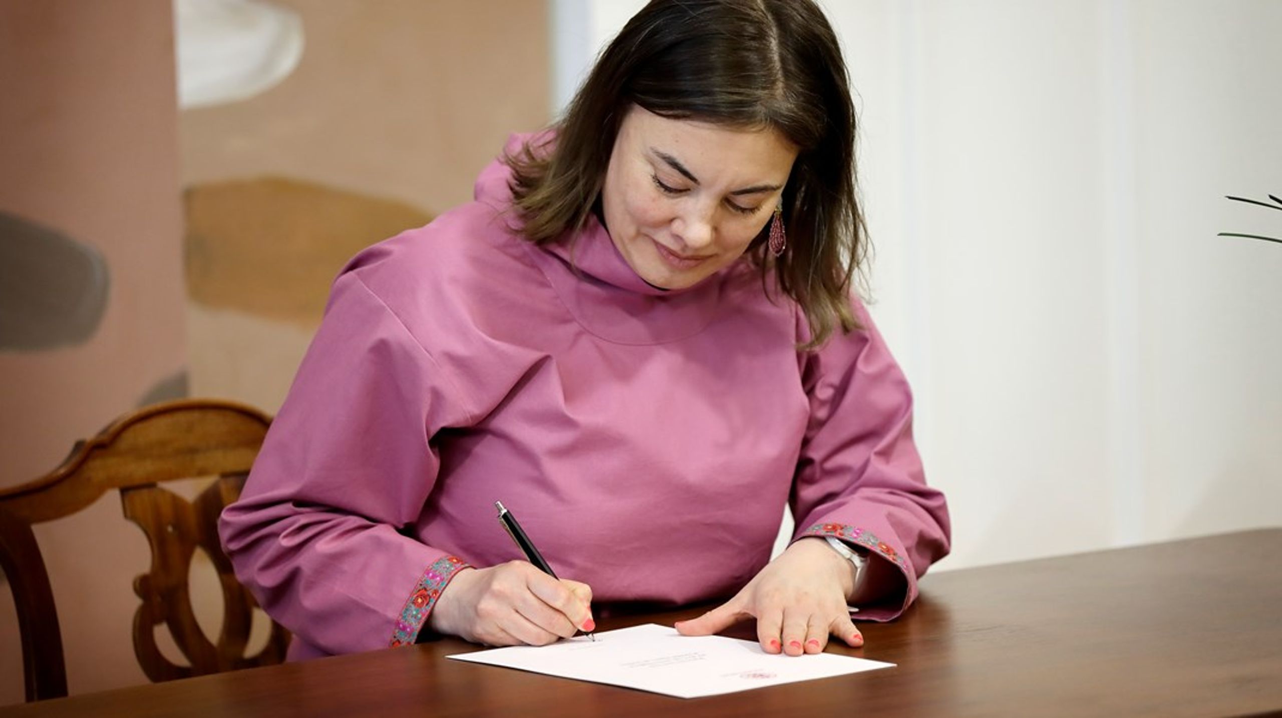Naaja Nathanielsen har sin nyvalgt folketingsmedlem netop underskrevet den grundlov, hun vil have ændret.&nbsp;&nbsp;