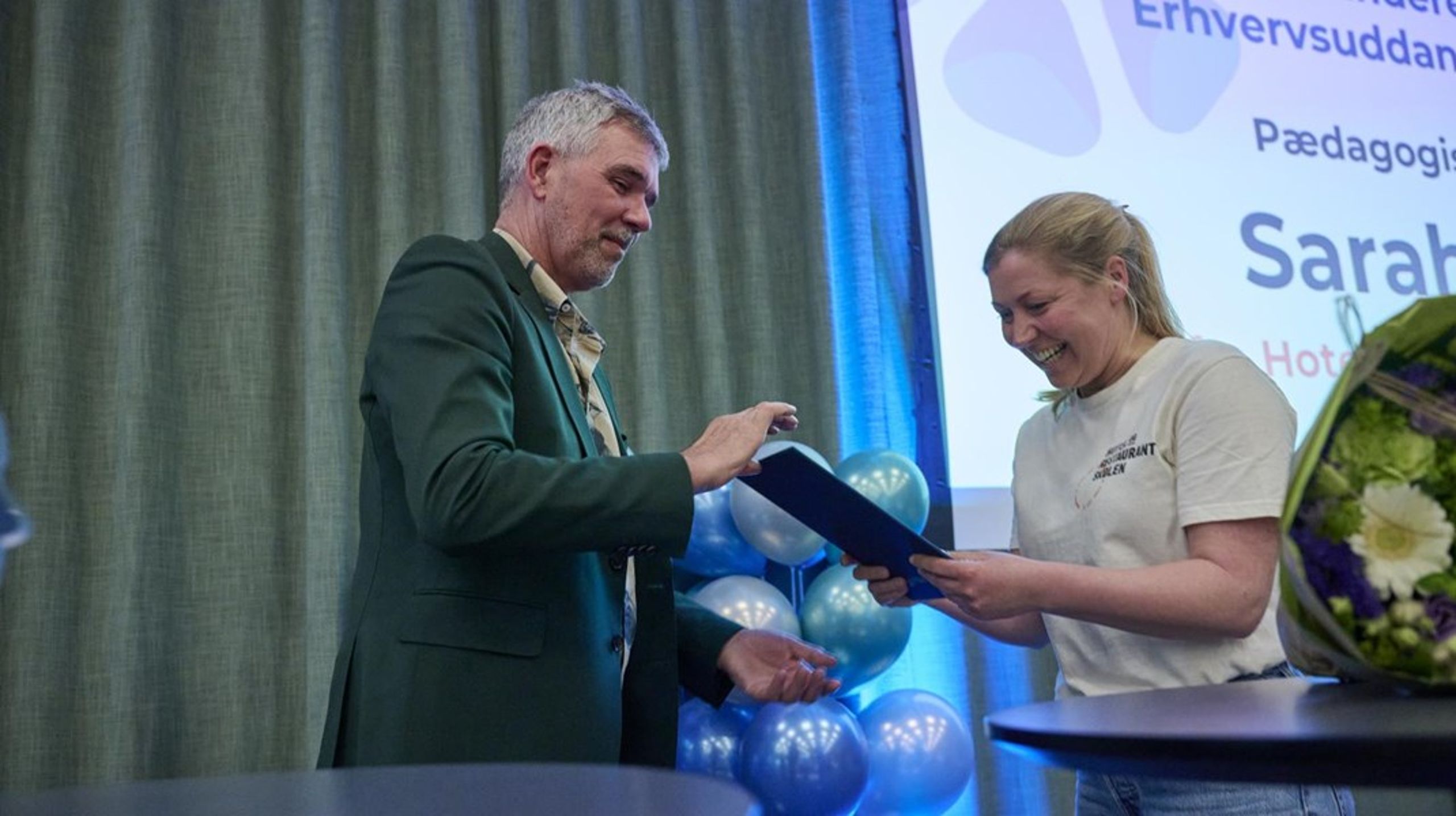 Bestyrelsesleder Peter Faber overrakte erhvervsuddannelsesprisen til Sarah Gjerø fra Hotel- og Restaurantskolen.