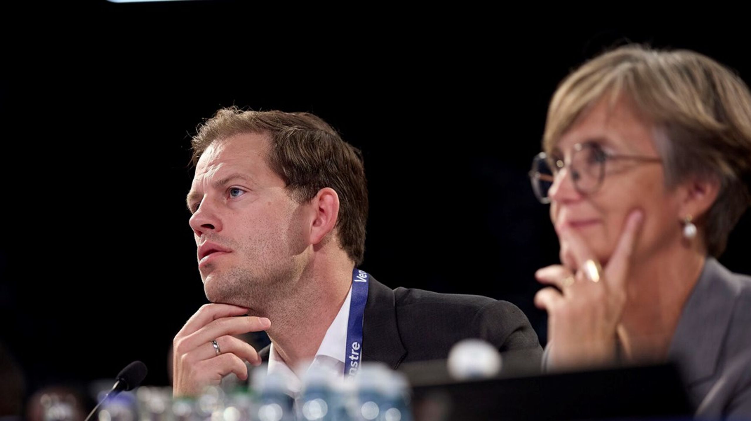Regionernes formand Mads Duedahl (tv.) håber ikke, regeringsforhandlingerne opfinder nye kommissioner og arbejdsgrupper i sundhedsvæsenet. Her er han afbilledet ved siden af Dorte West, formand for KL's&nbsp;Sundheds- og Ældreudvalg.