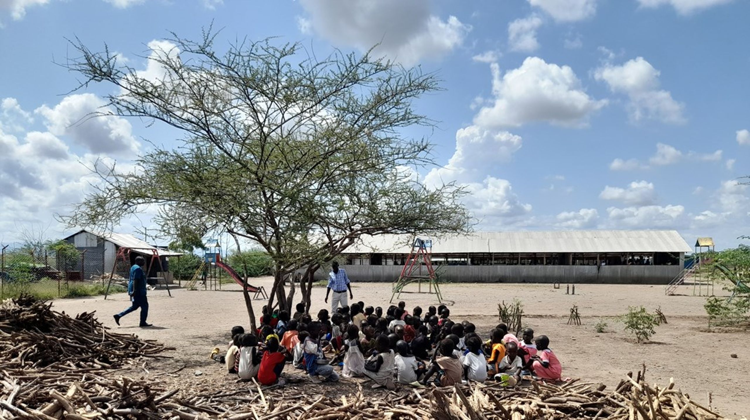 Nogle af børnene i Kakuma-lejren i det nordlige Kenya får varm skolemad en gang om dagen.&nbsp;