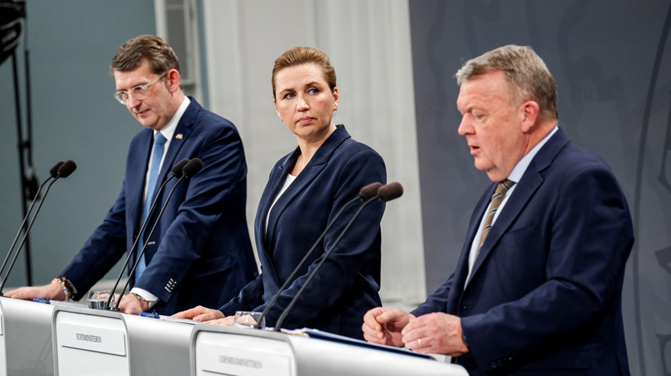 "Hvis Løkkes manøvre skal have nogen som helst mening, må han have fået en underholdsmelding fra V og K, en melding om at de konstruktivt vil arbejde for en stor midterregering. Her kan Løkkes møde i går med Troels Lund og Mona Juul give mening," siger Erik Holstein.