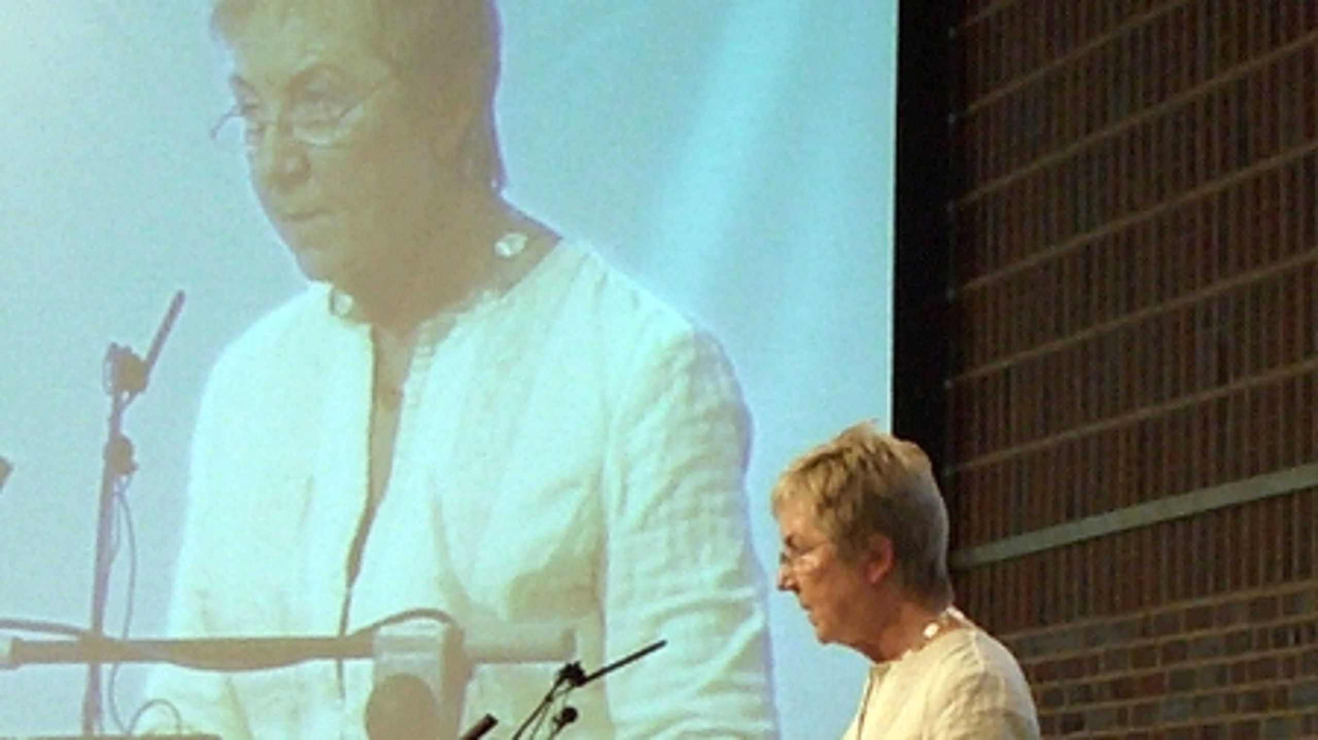 Marianne Jelved i ny stil på De Radikales landsmøde 2006. Hun skal passe på sit anerkendte ethos, så hun ikke ender med at fremstå arrogant, hedder det i den retoriske analyse af talen.