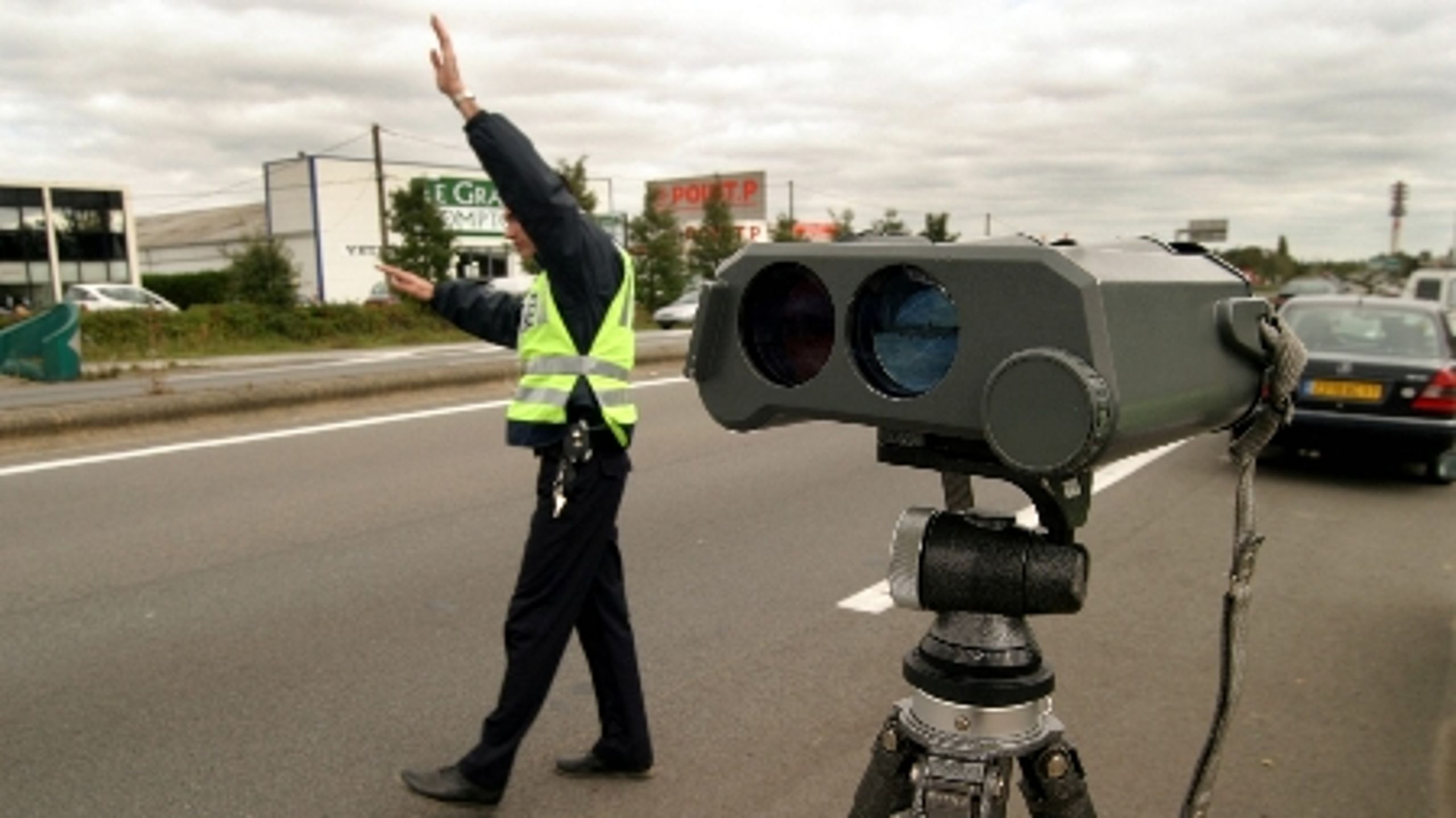 Seks ud af ti danskere mener, at mere fartkontrol vil have større præventiv effekt end højere bøder. Den holdning bakkes op af såvel Rådet for Større Færdselssikkerhed som Danmarks TransportForskning.