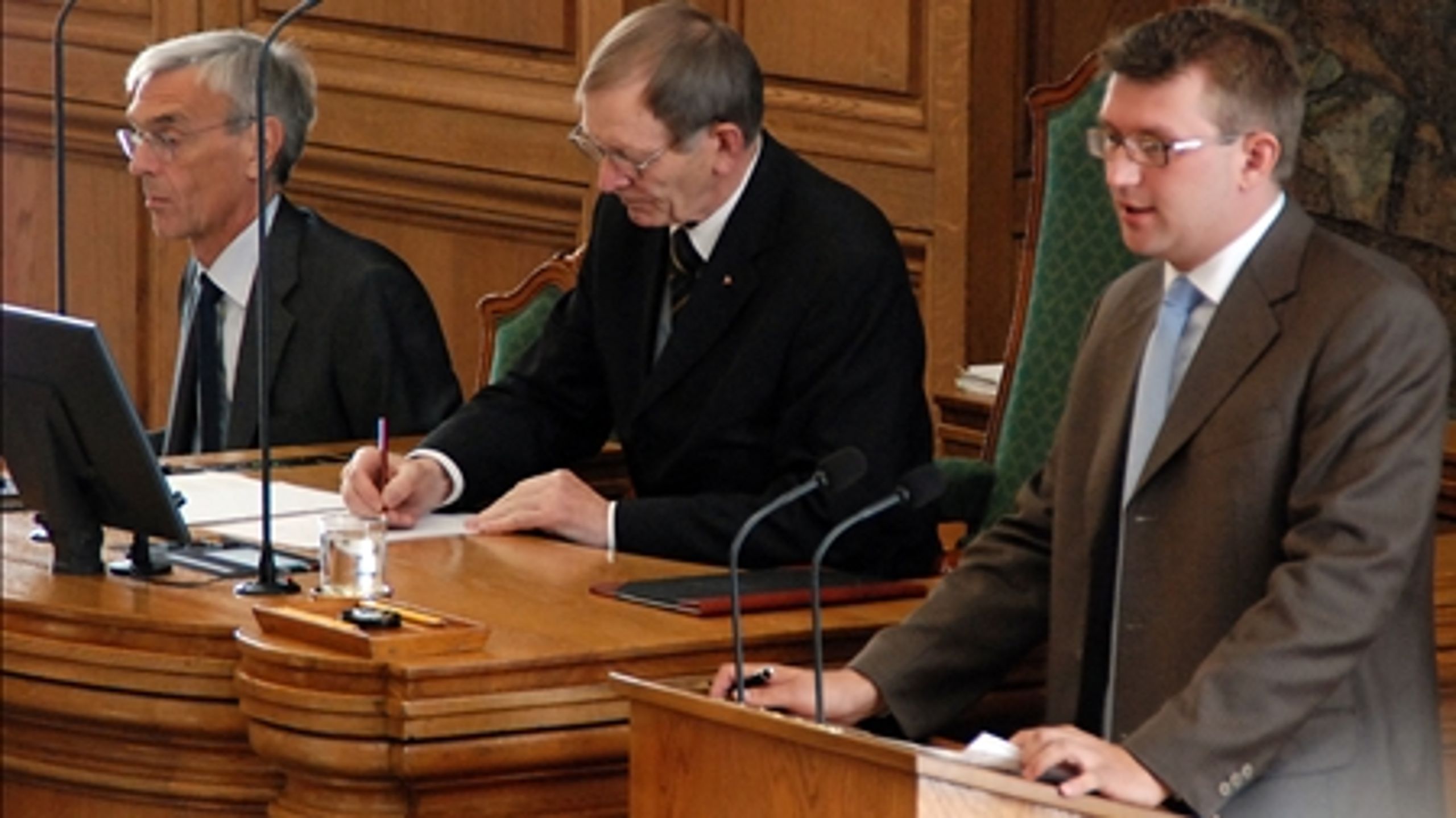 Politisk ordfører Troels Lund Poulsen forsvarer med begge hænder solidt plantet i talerstolen Venstre ved Folketingets afslutningsdebat 31. maj 2007