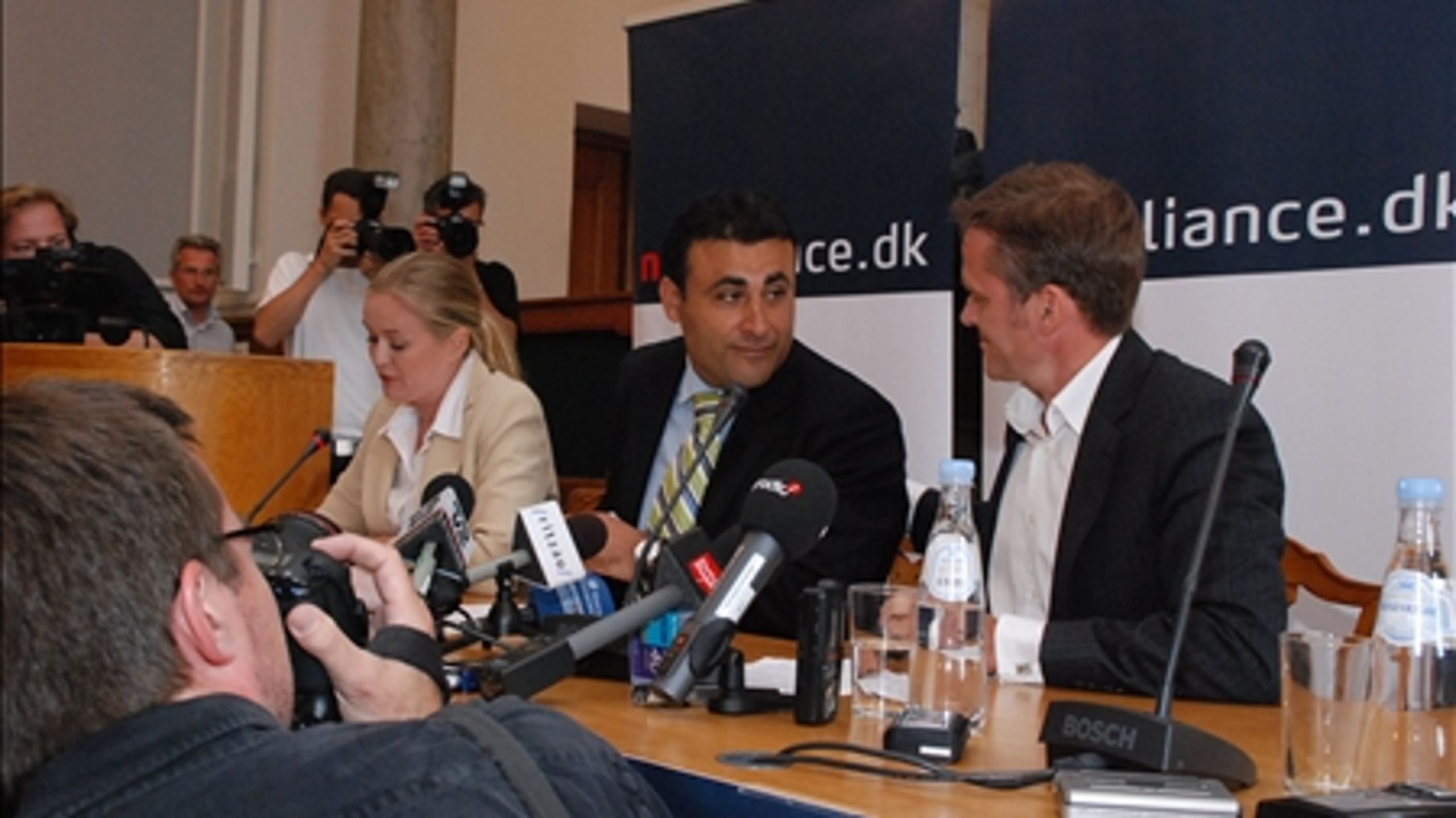 Khader og co. er gået i flyverskjul for kritiske spørgsmål fra journalisterne, indtil Ny Alliance fremlægger sin politik til august.