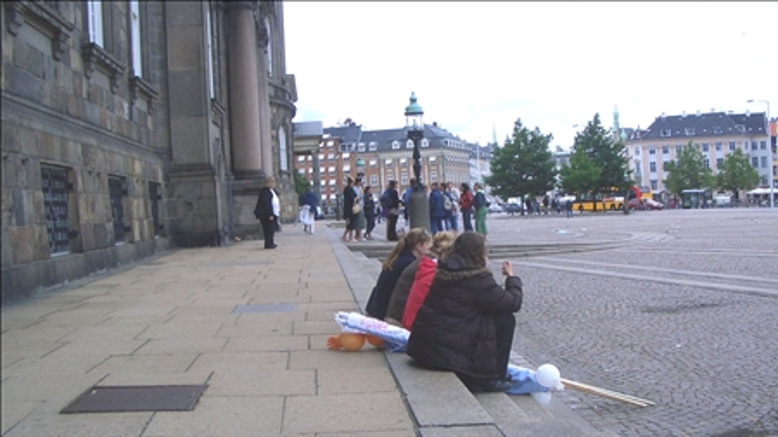 Tirsdagens demonstration for mere i løn er slut, og hjemmehjælpere og plejepersonale fra bl.a. Vallensbæk slapper af inden hjemturen. 