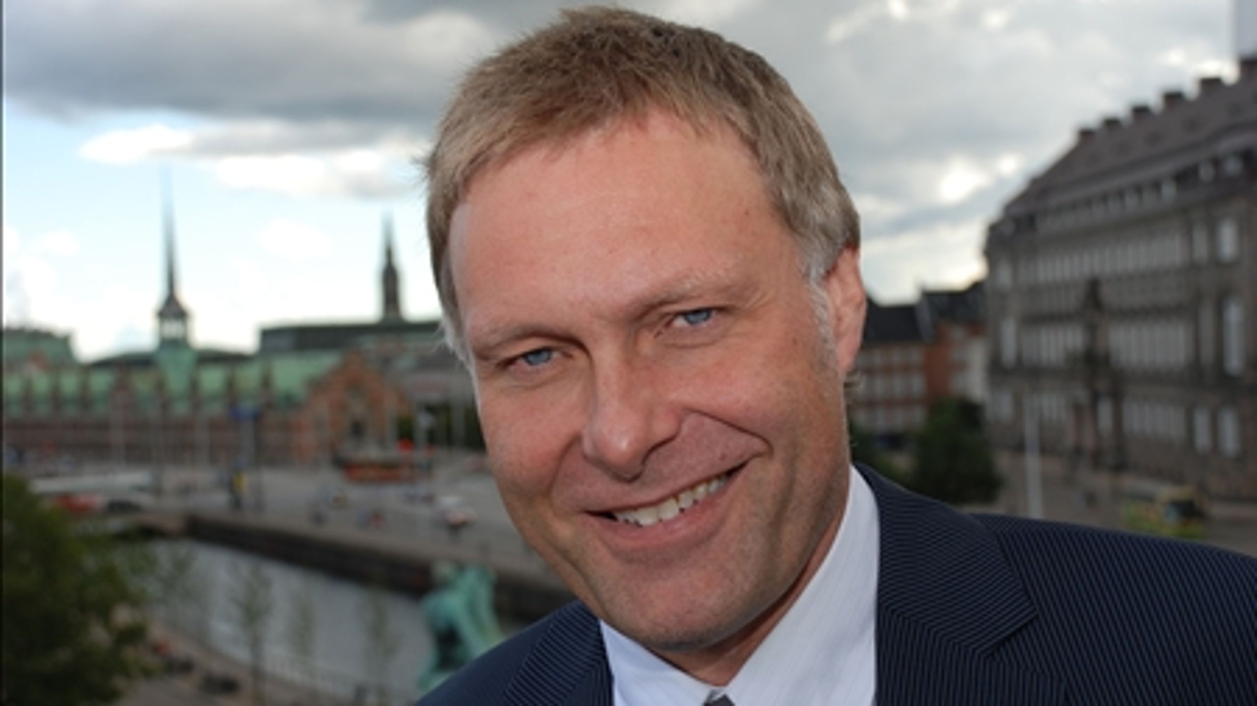 By- og Landskabsstyrelsens nye direktør, der tiltræder 1. oktober, er 50 år og cand.mag. i historie og samfundsfag fra Københavns Universitet. 

