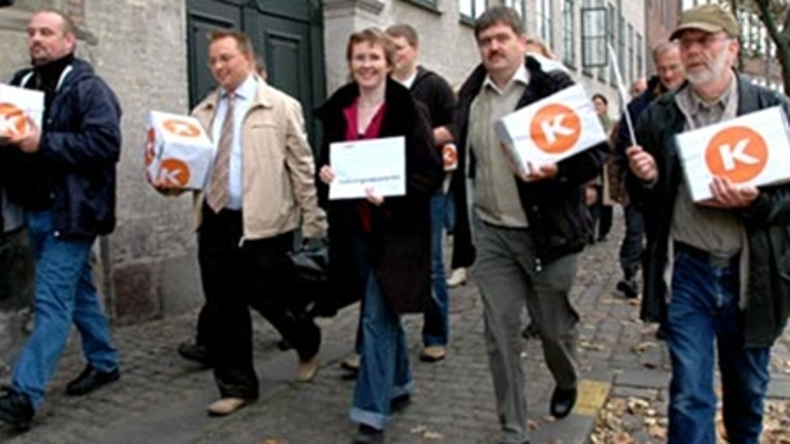 Det vil være en sensation af de helt store, hvis Kristendemokraterne klarer spærregrænsen. Hér afleverer partiet i oktober 2005 underskrifter i Indenrigsministeriet, så partiet kan stille op.