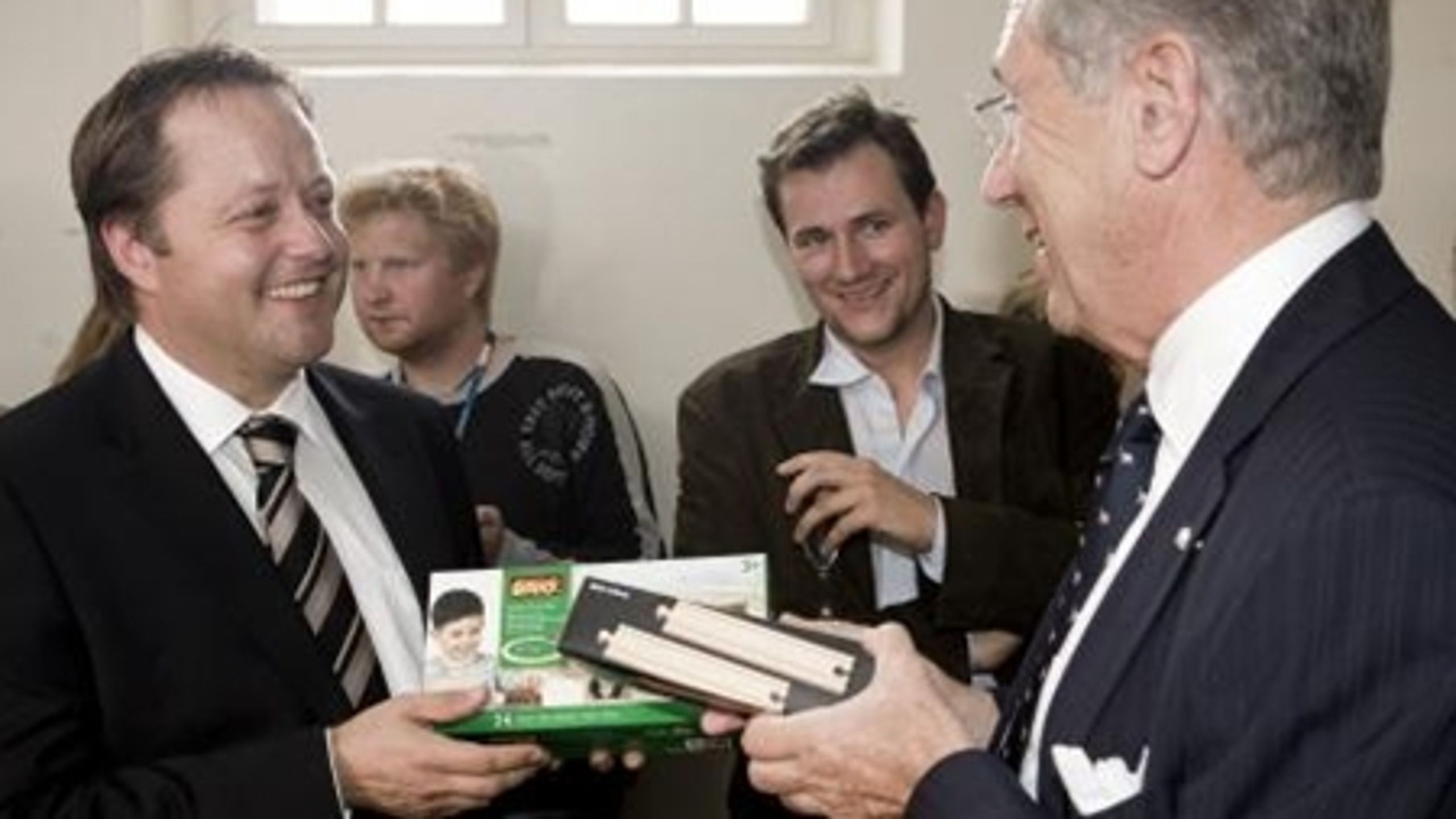 Den nye transport- og energiminister fik et par skinner med på vejen, mens den gamle fik en stegepande.