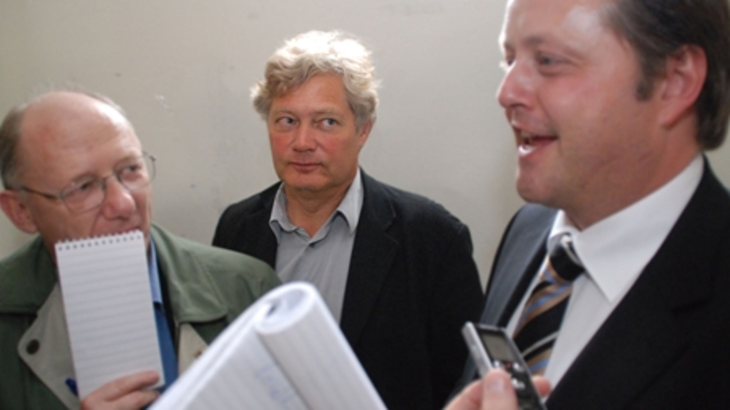 Pressechef Jesper Damm Olsen diskret imellem, da hans femte minister i træk mødte pressen på første arbejdsdag. 