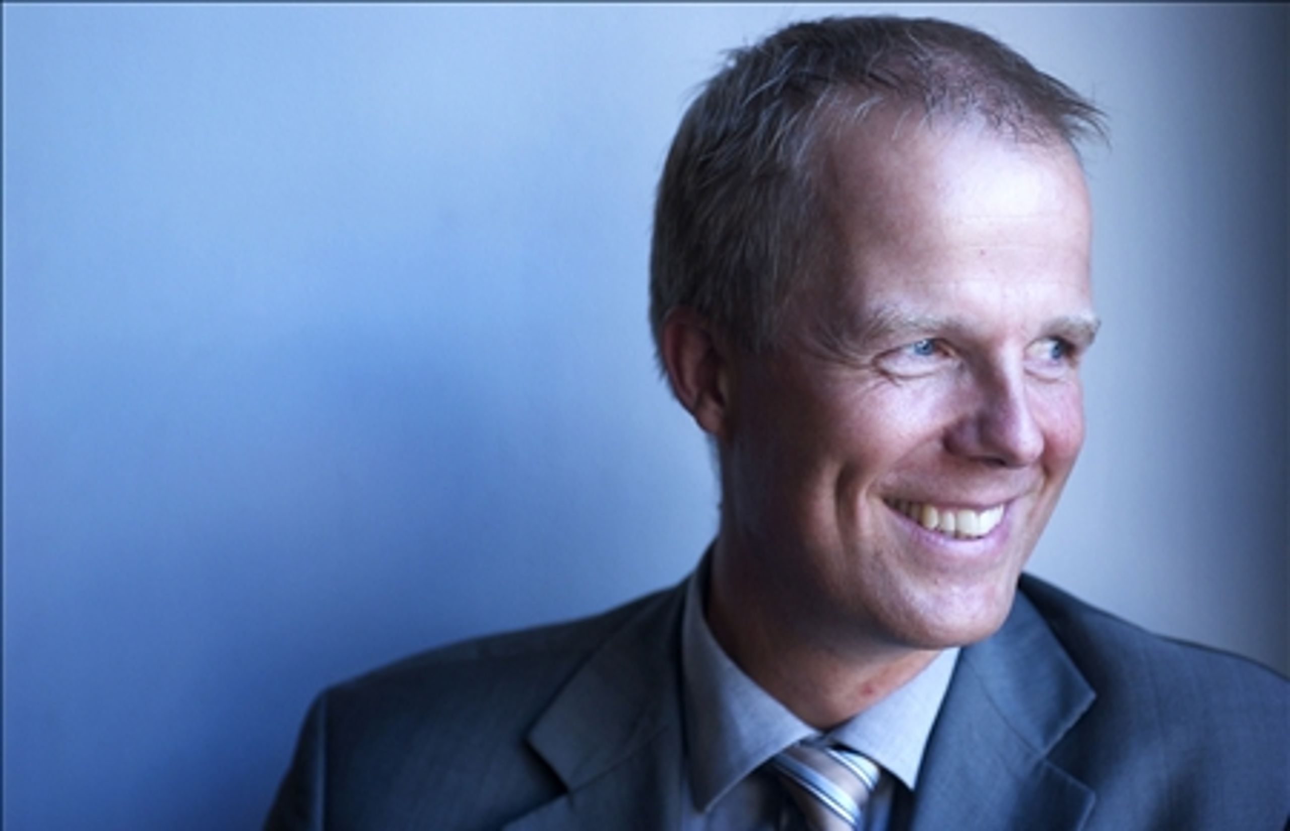 Sjov, flink og sympatisk, siger vennerne og de politiske modstandere. Men foran et tv-kamera har han svært ved at slå igennem. Sætningerne er for lange, og  lixtallet er for højt. 