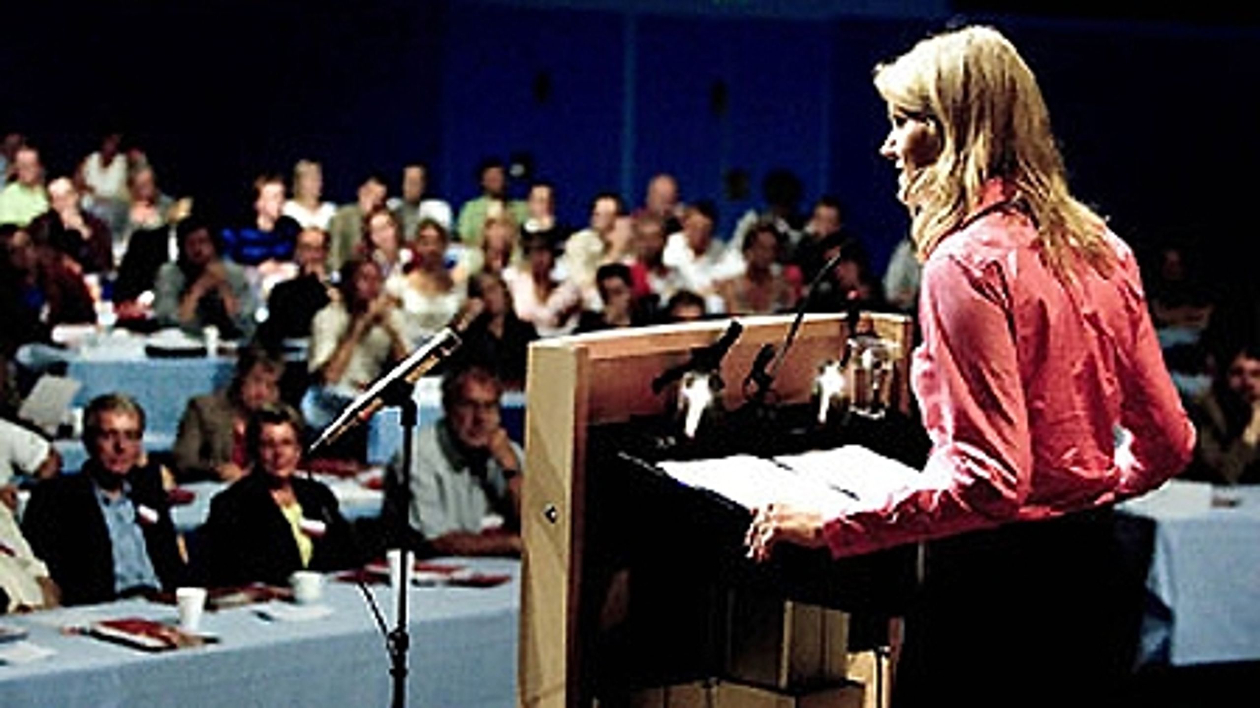 Sejrsrusen blev kort for holdet bag Helle Thorning-Schmidt, der snart følte sig tvunget til at indgå kompromiser med interne kritikere.