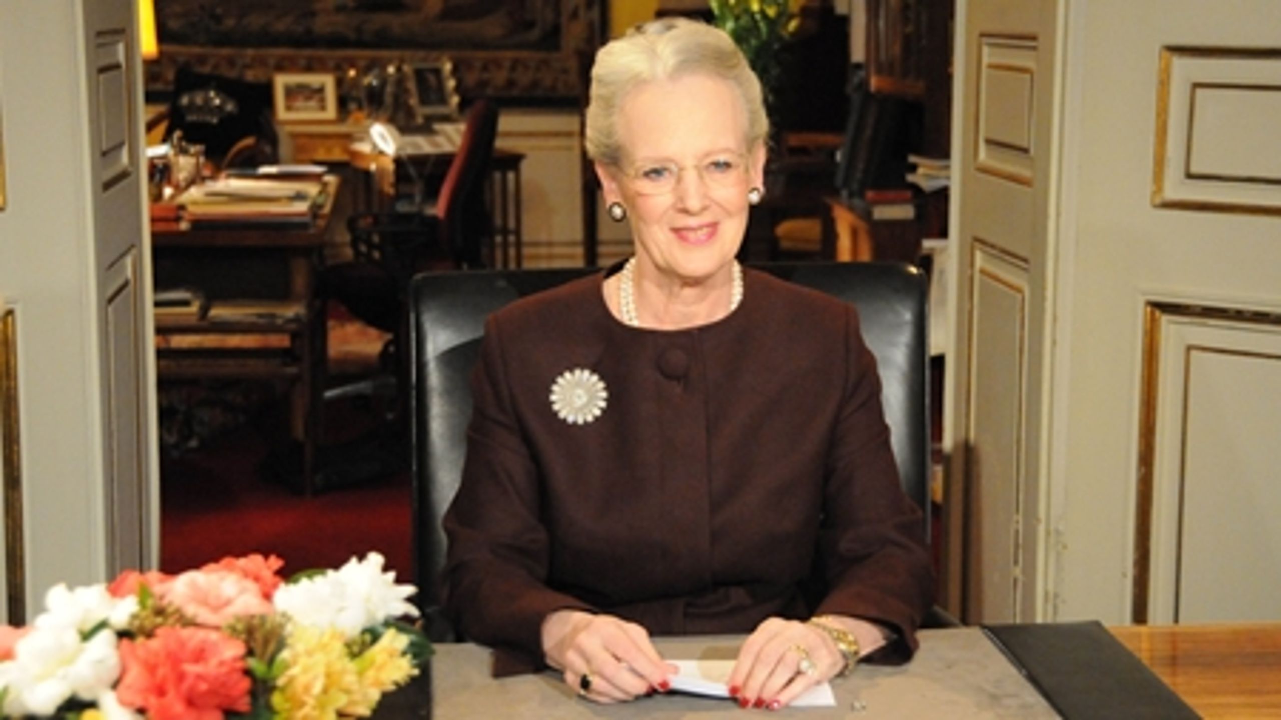 Dronning Margrethe gør sig klar til den direkte tv-transmission af sin nytårstale, der i år opfordrede danskerne til at kere sig om hinanden, så vores materielle rigdom ikke ender i menneskelig fattigdom.