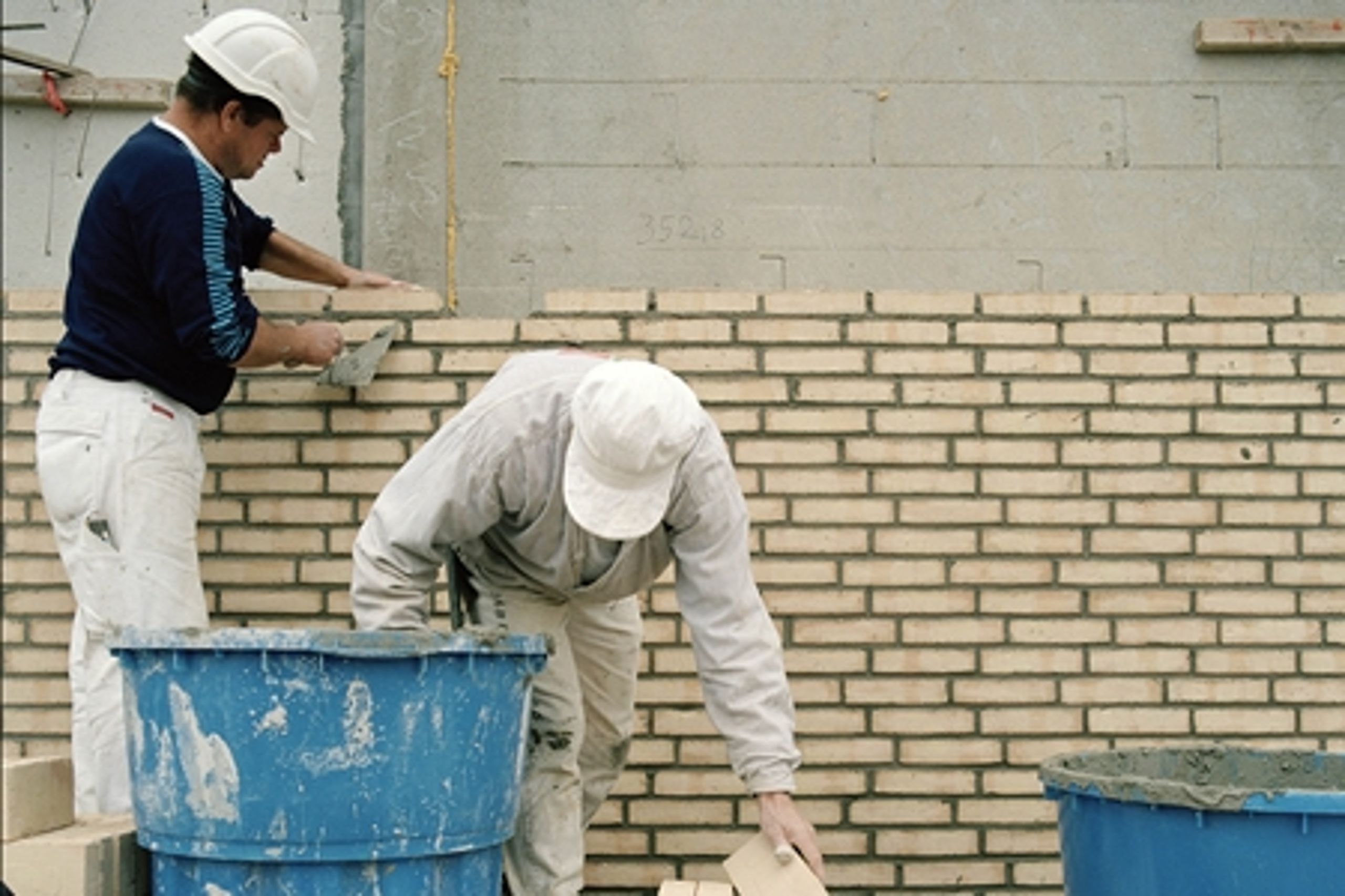 Der bygges på livet løs, men bare ikke billige almene boliger. Og Velfærdsministeren afviser, at der kommer gang i det almennyttige byggeri i 2008.