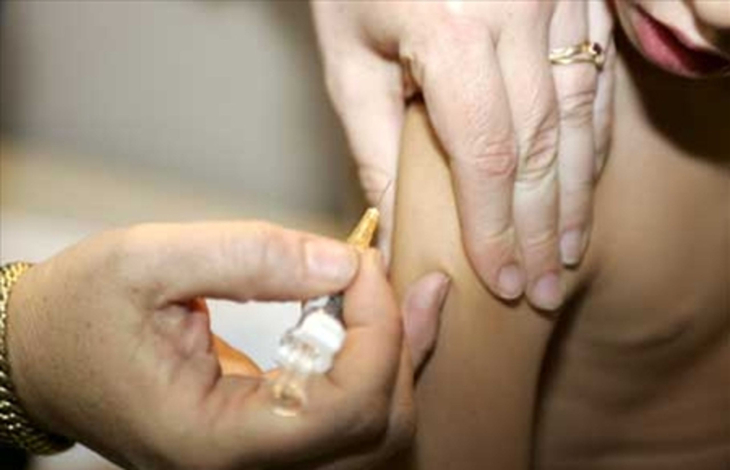 Oppositionen mener ikke, at regeringen har sat nok penge på finansloven til at indfri løfter om blandt andet kræft- og meningitisvacciner.