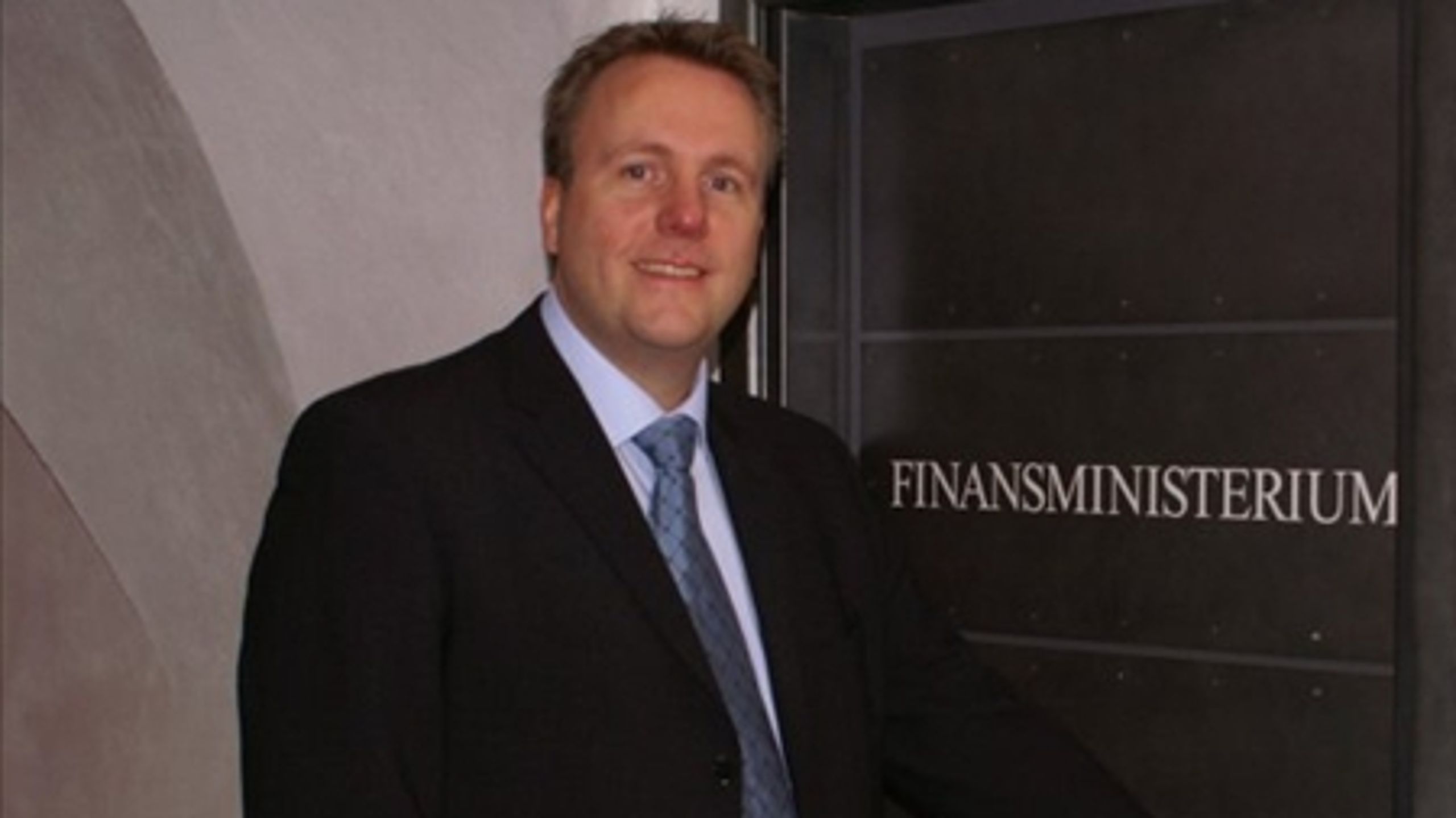 Finansordfører Morten Bødskov (S) venter stadig på orientering fra finansministeren om regeringens 1 pct. opsparing. Uden en ny aftale er opsparingen forligsbrud.