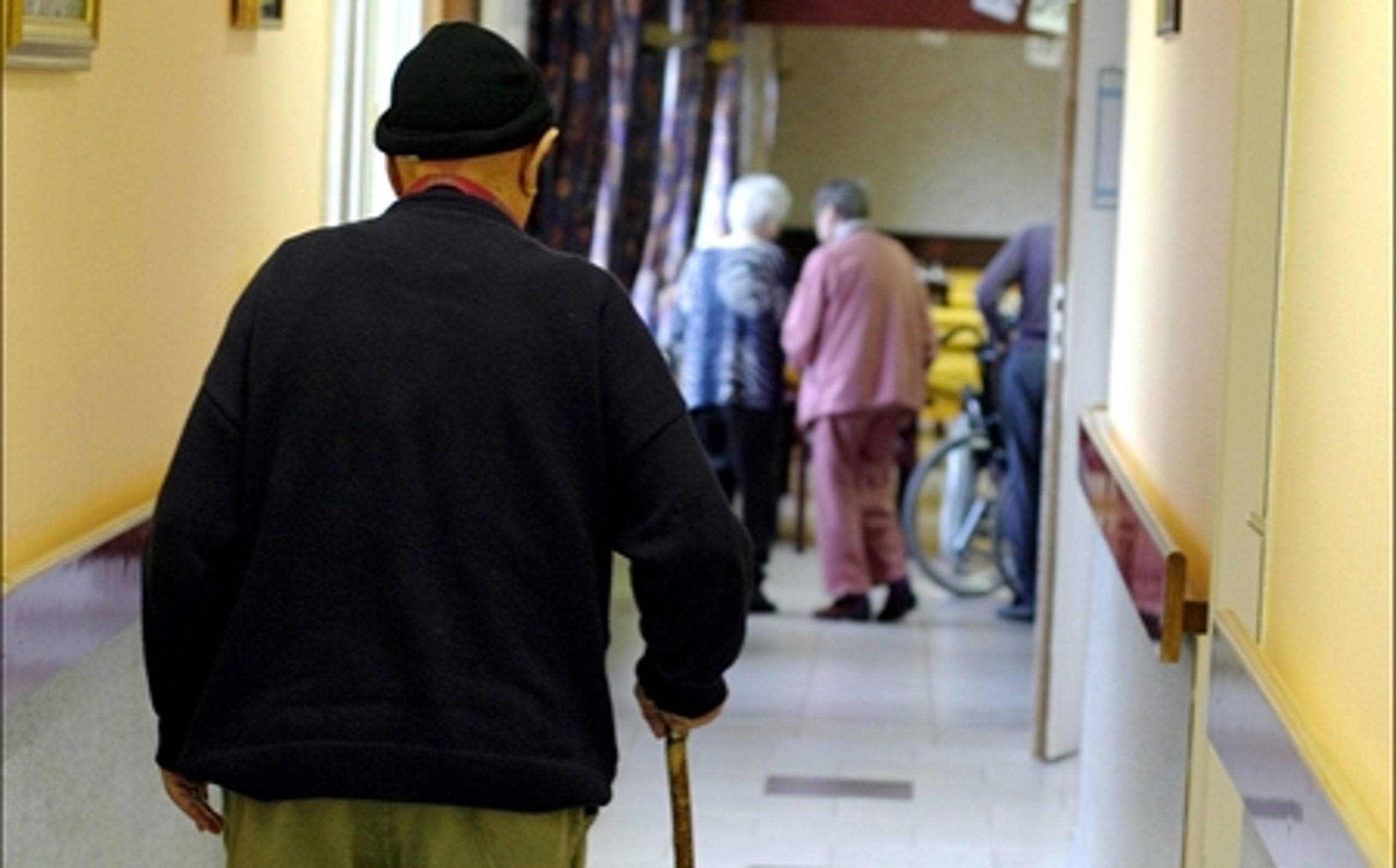 Når blandt andre ældre mennesker skal have genoptræning efter sygehusophold, kan der gå flere uger, før de får tilbuddet. Det vil Socialdemokraterne lave om på.