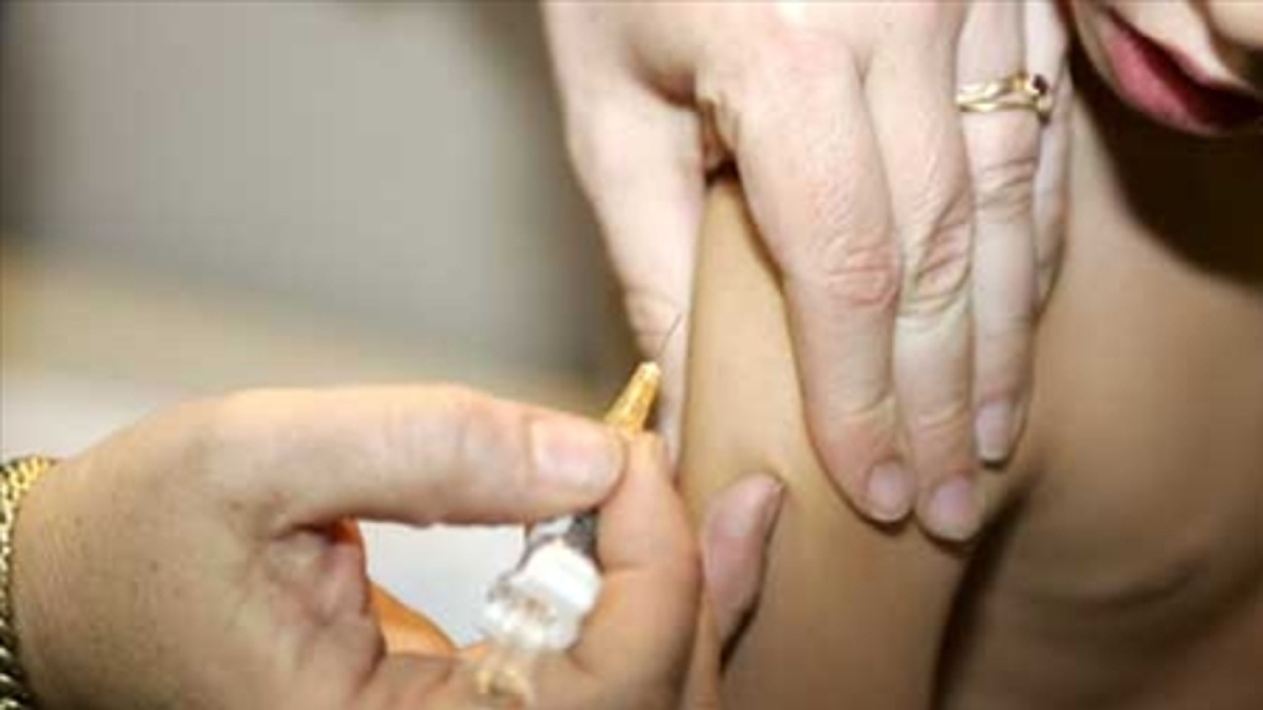 Kampen om at få lov til at levere kræftvaccinen til 12-årige piger står mellem de to medicinalfirmaer Sanofi Pasteur og GlaxoSmithKline.